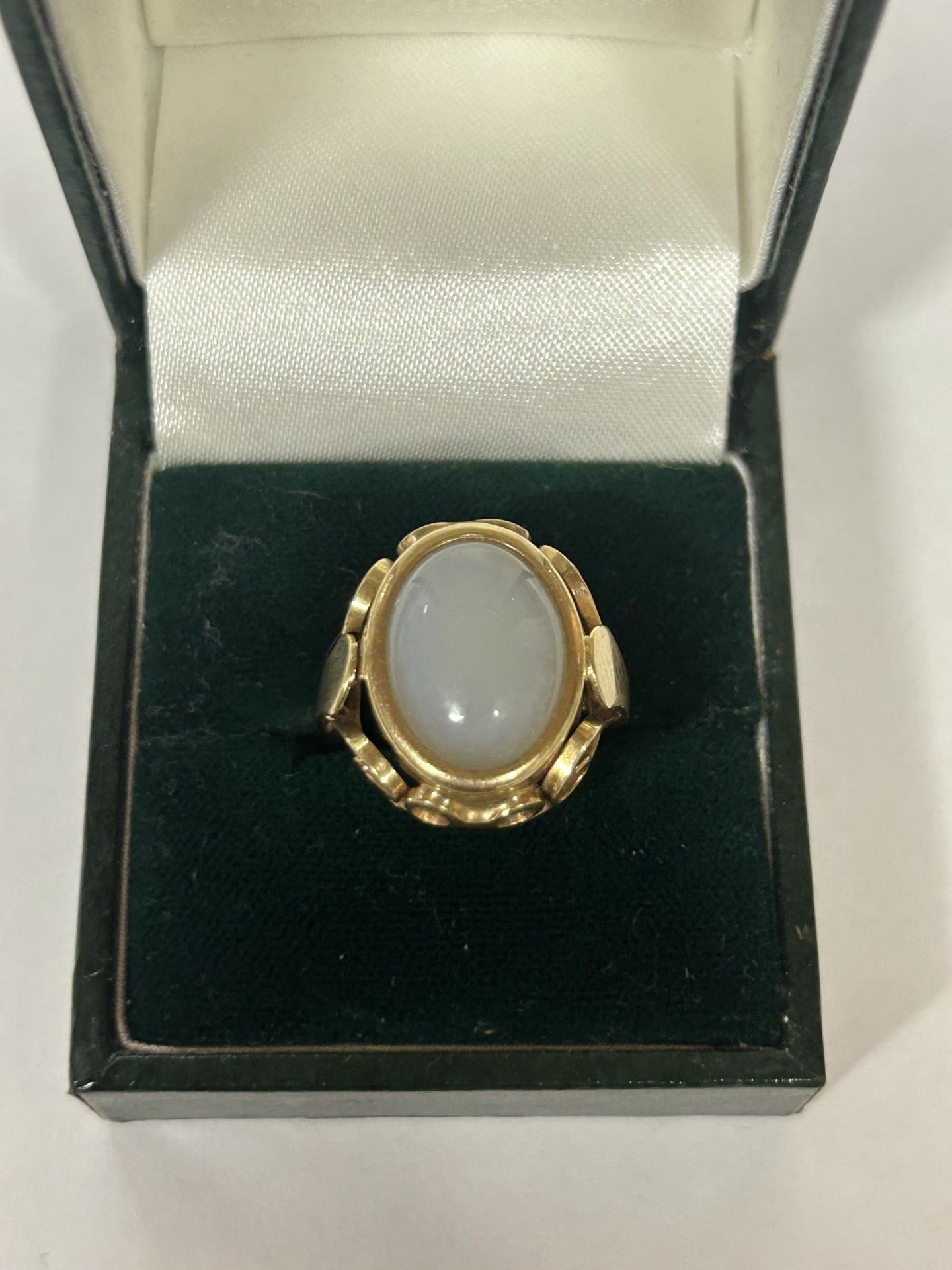 A 14CT YELLOW GOLD WHITE QUARTZ CABOCHON RING, SIZE L, WEIGHT 5.07 GRAMS - Image 4 of 5