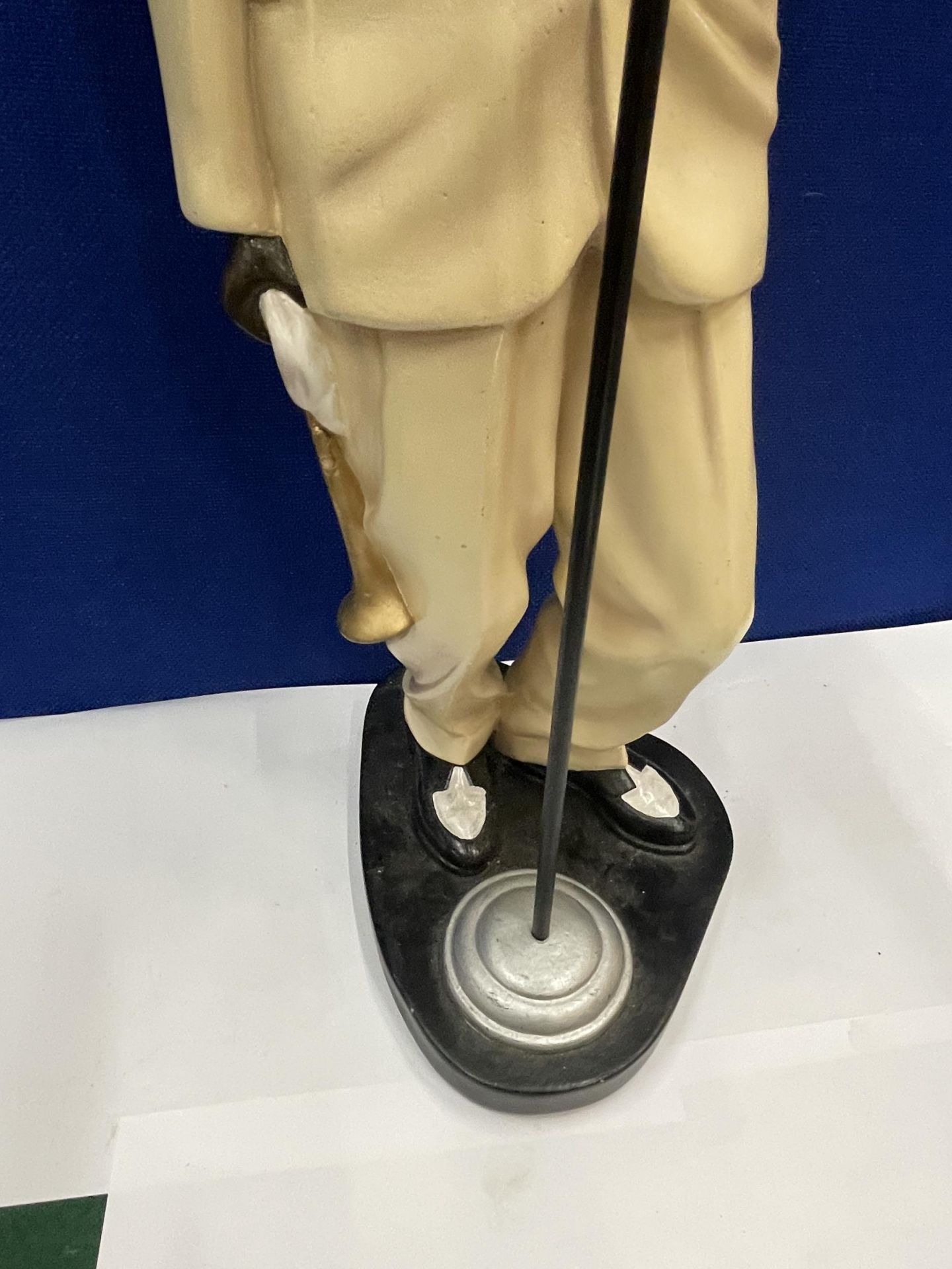 A HEAVY LOUIS ARMSTRONG FIGURE WITH TRUMPET AND MICROPHONE 22 INCHES TALL - Image 4 of 4