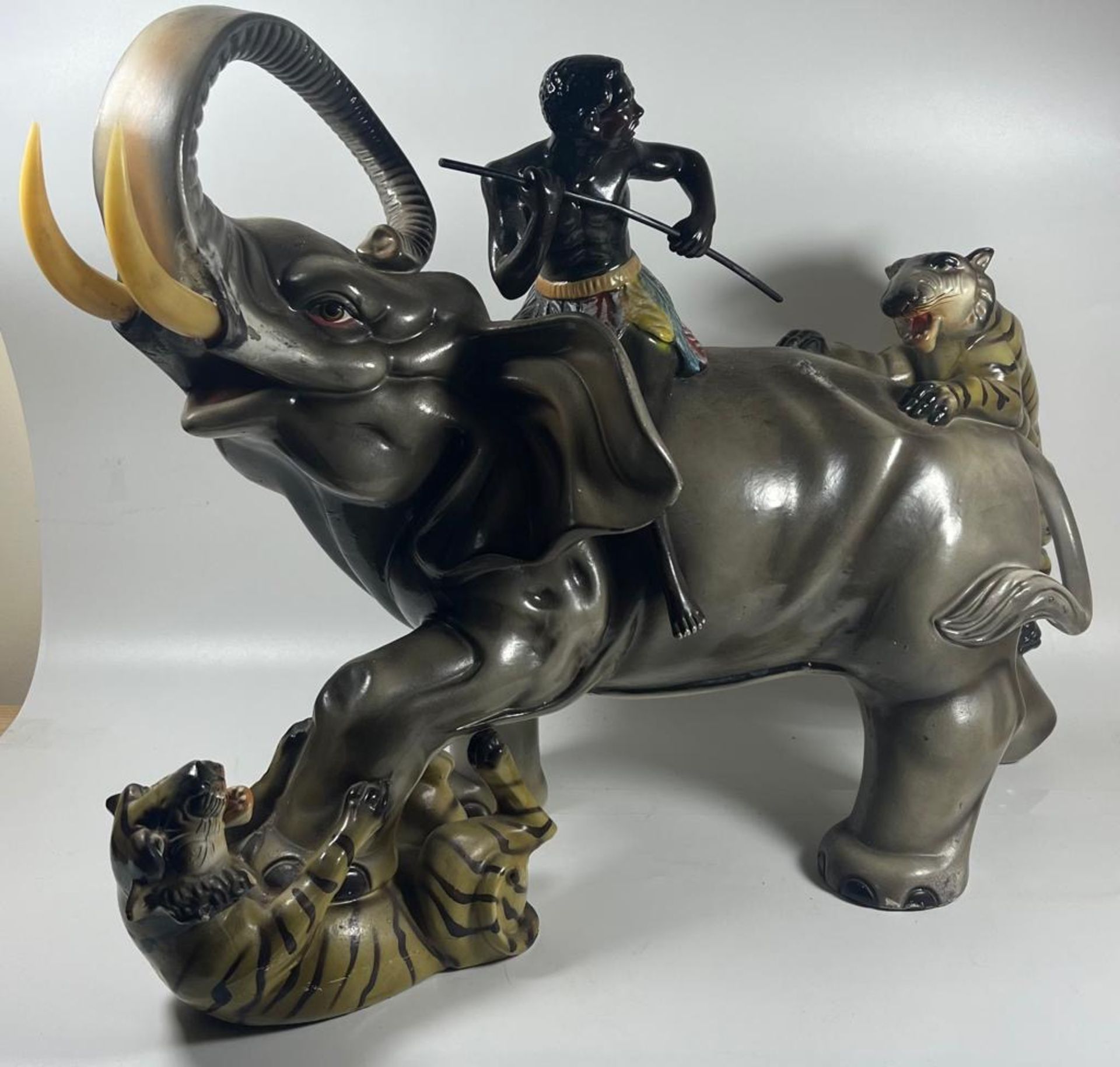 A LARGE 1970S ITALIAN POTTERY SCULPTURE OF AN ELEPHANT BEING ATTACKED BY TIGERS, LENGTH 49 CM