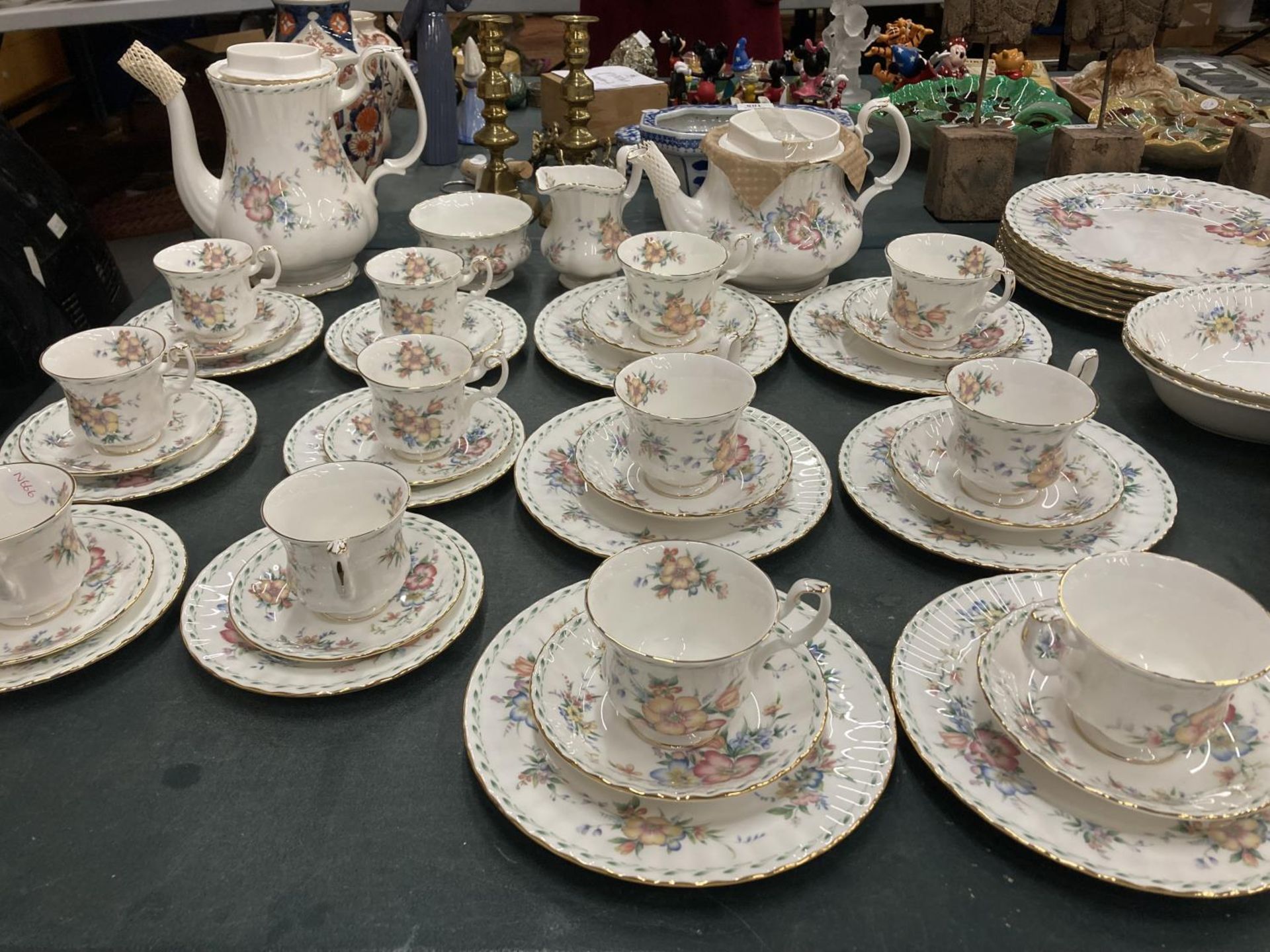 A LARGE QUANTITY OF ROYAL ALBERT 'CONSTANCE' TO INCLUDE A TEAPOT AND COFFEE POT, SIX COFFEE CUPS AND - Image 6 of 7
