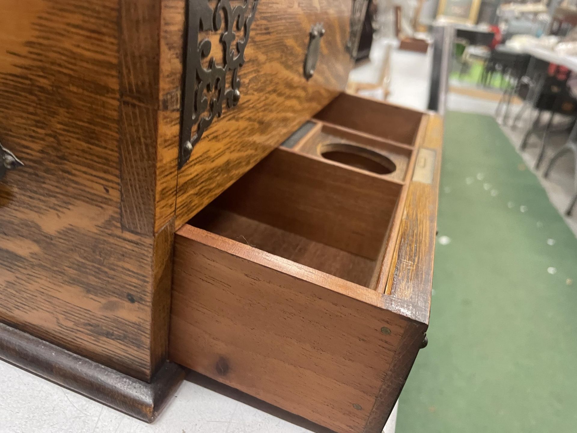 A 19TH CENTURY ENGLISH OAK SLIDE TOP HUMIDOR BOX WITH BRASS TRIM AND KEY - Image 4 of 4