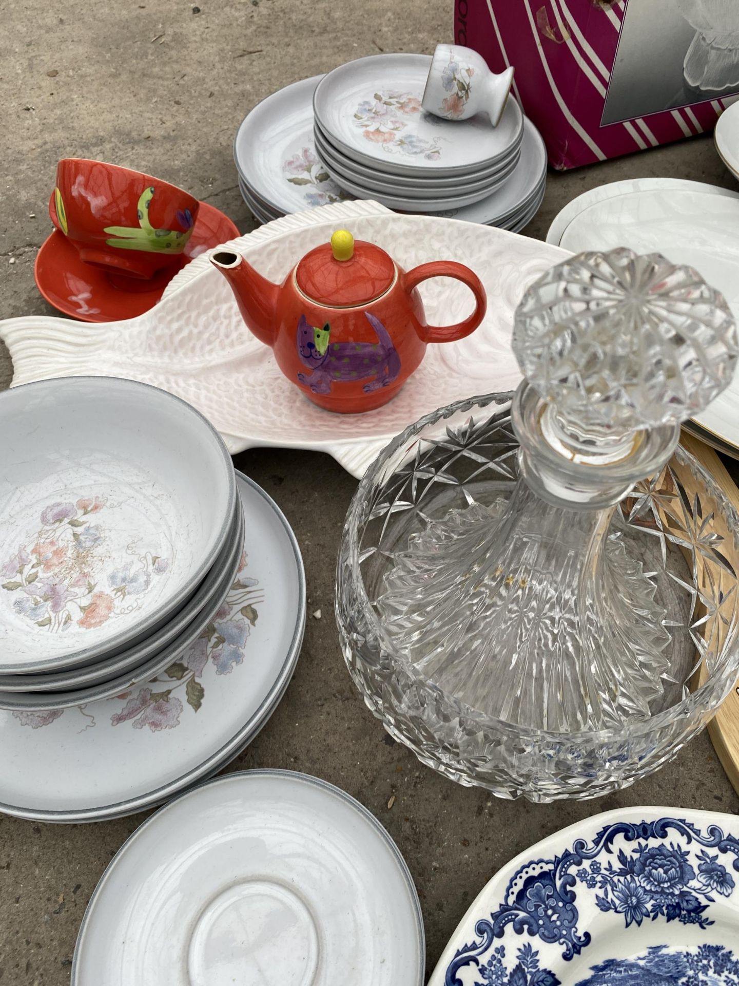 AN ASSORTMENT OF CERAMICS AND GLASS WARE TO INCLUDE PLATES AND A DECANTER ETC - Image 3 of 6