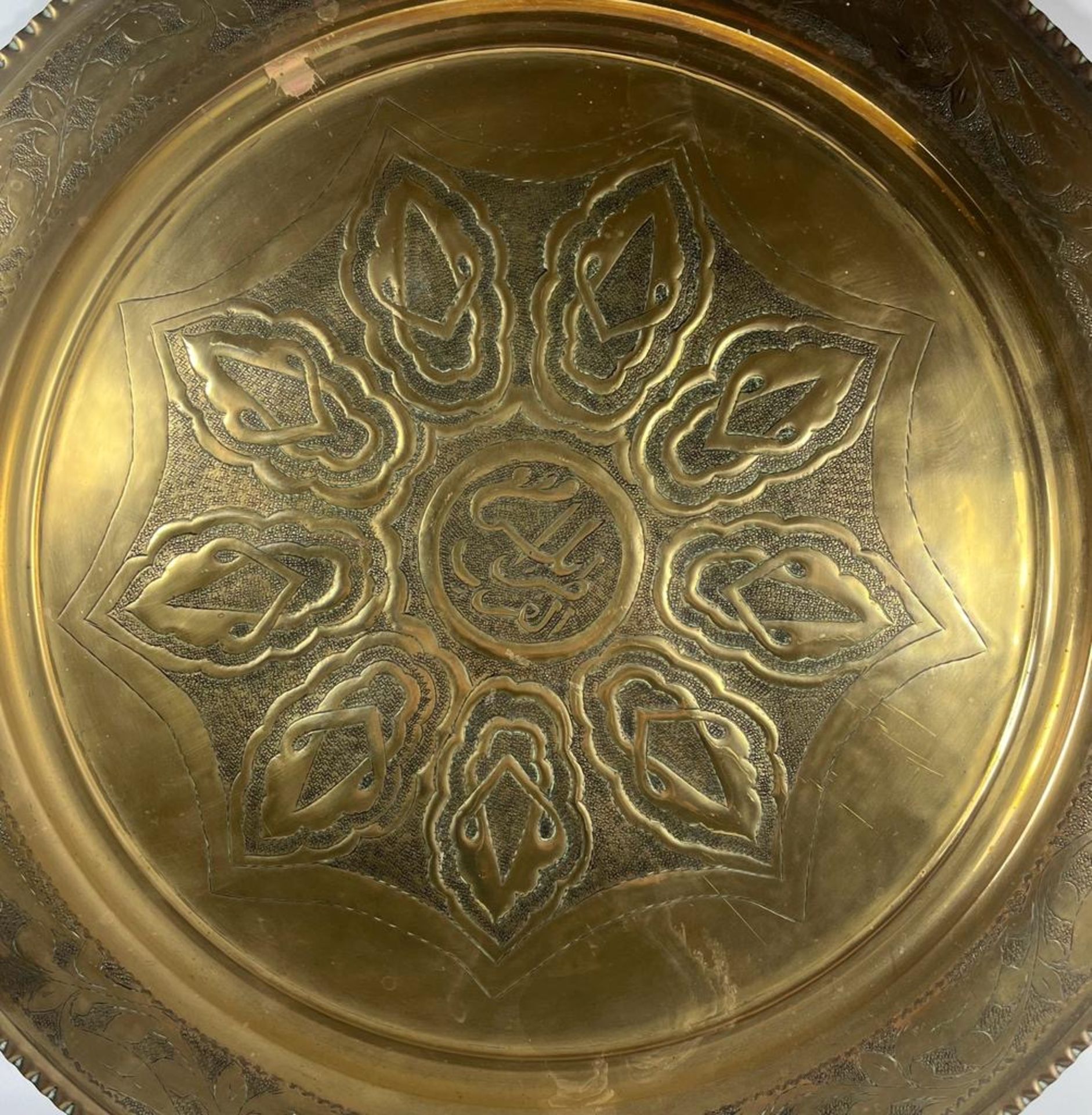 A LARGE ARTS & CRAFTS EARLY 20TH CENTURY BRASS CHARGER WITH STYLISED FLORAL DESIGN, DIAMETER 50 CM - Image 2 of 4