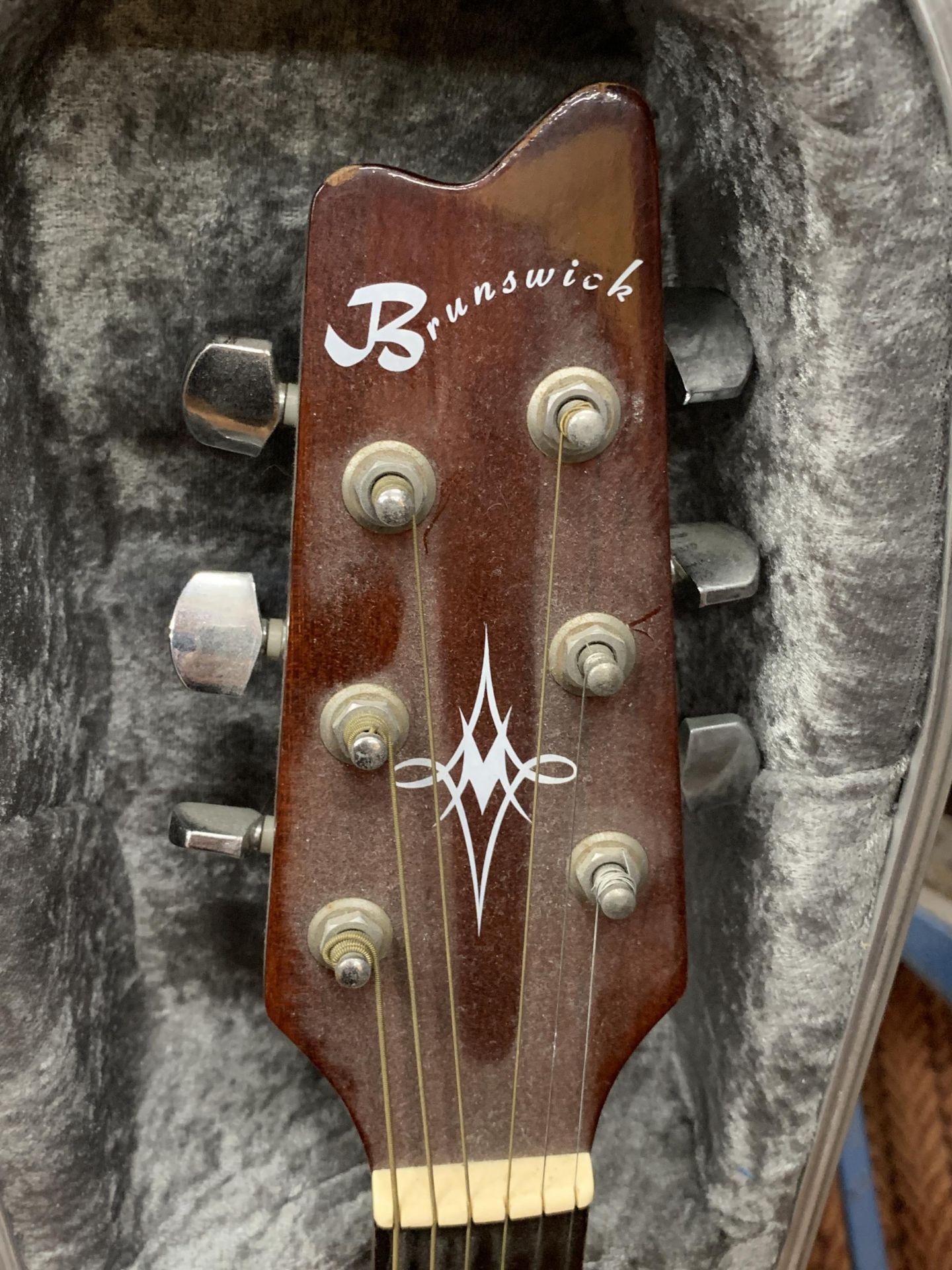 A CASED BRUNSWICK ACOUSTIC GUITAR WITH CASE - Bild 2 aus 4