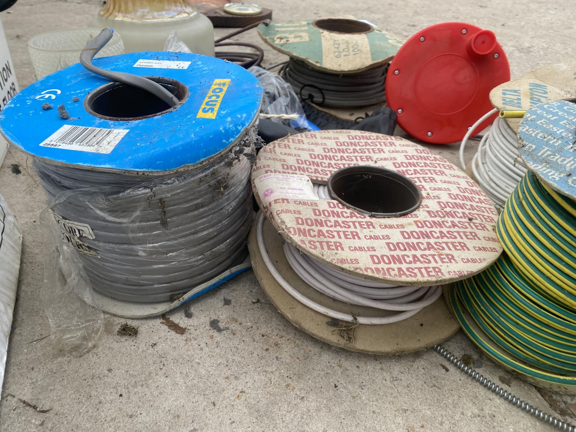 AN ASSORTMENT OF ELECTRIC CABLE AND TWO GLASS LIGHT SHADES - Bild 4 aus 4