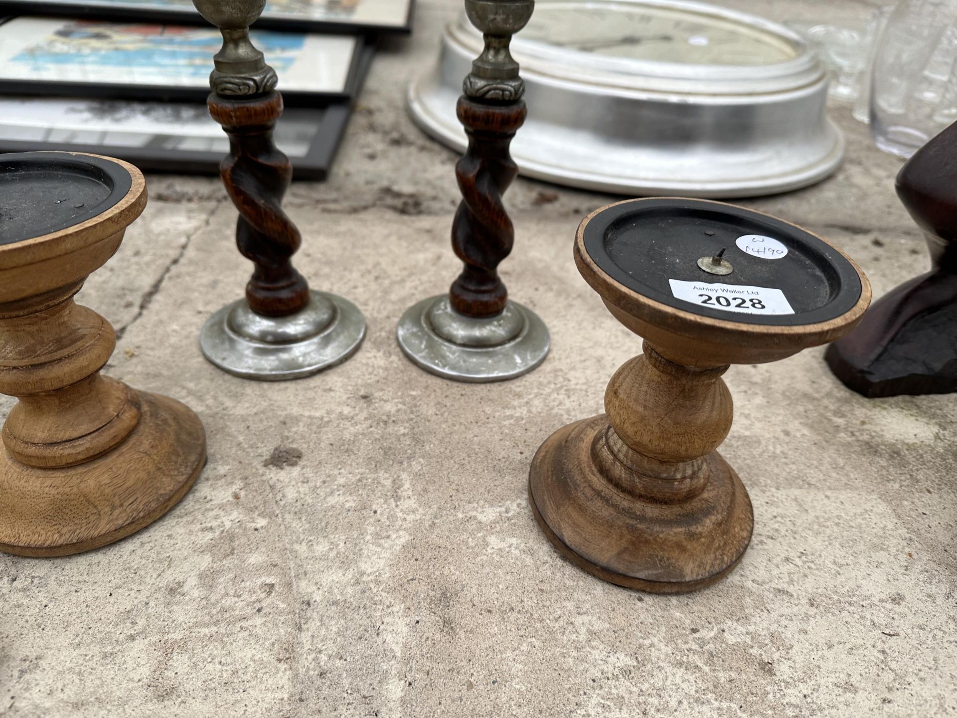 TWO PAIRS OF VINTAGE TREEN CANDLE STICKS AND A WALL HANGING - Bild 2 aus 2