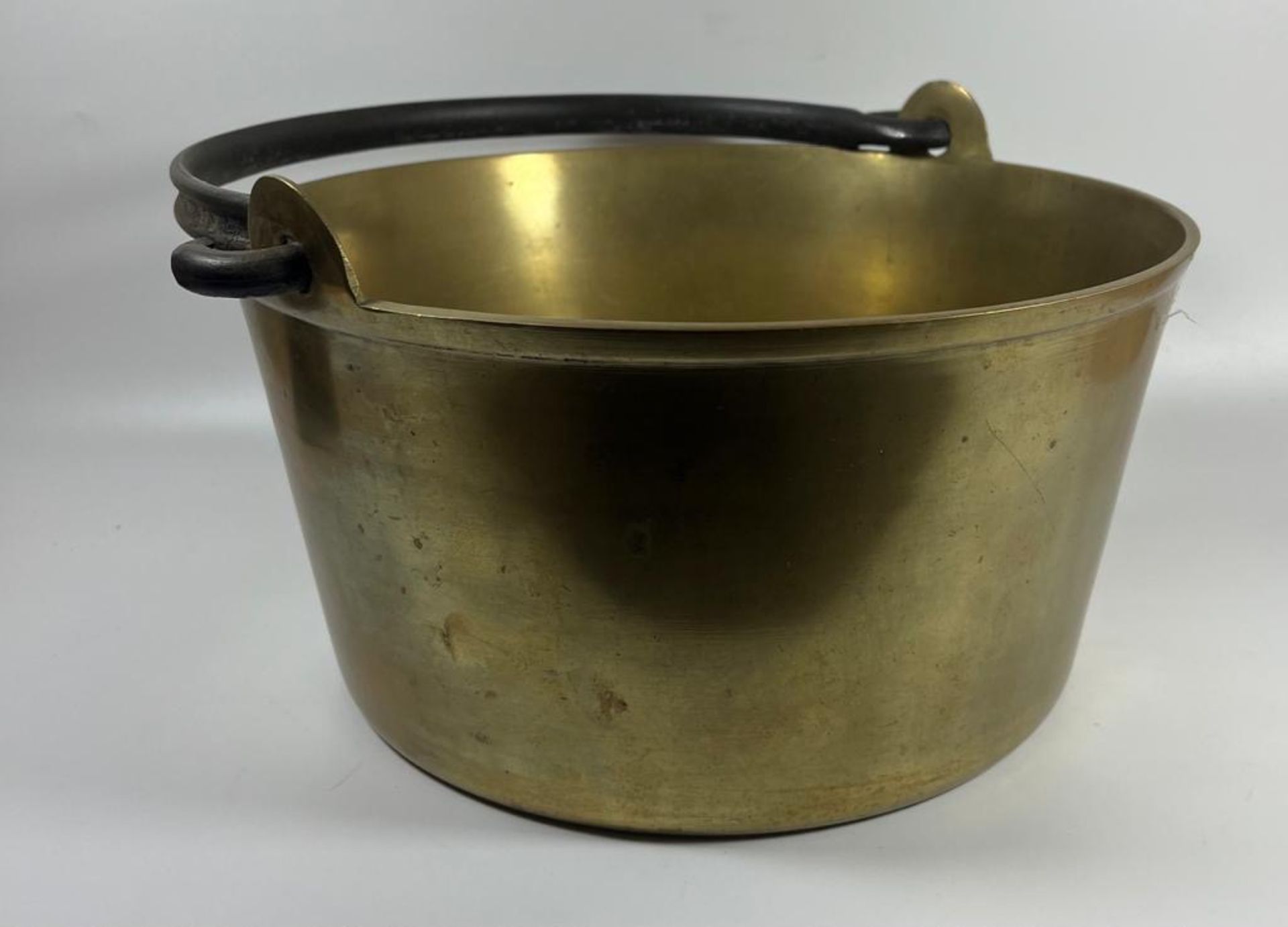 A HEAVY EARLY 20TH CENTURY BRASS JAM PAN / COOKING POT WITH CAST IRON HANDLE - Image 2 of 3