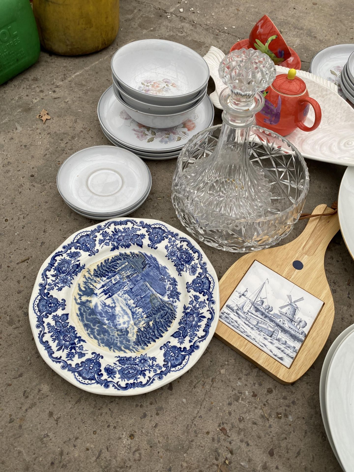 AN ASSORTMENT OF CERAMICS AND GLASS WARE TO INCLUDE PLATES AND A DECANTER ETC - Image 4 of 6