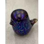 A JOHN DITCHFIELD STYLE GLASS BIRD, HEIGHT 4CM