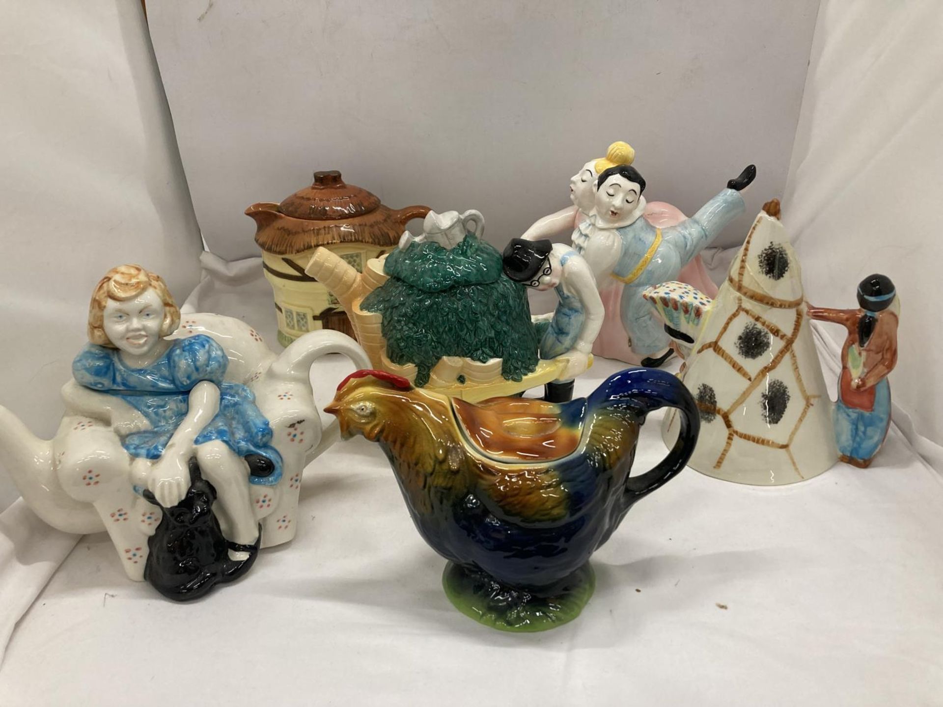 A COLLECTION OF NOVELTY TEAPOTS TO INCLUDE MOORLAND AND TONY WOOD - 6 IN TOTAL - Image 2 of 14