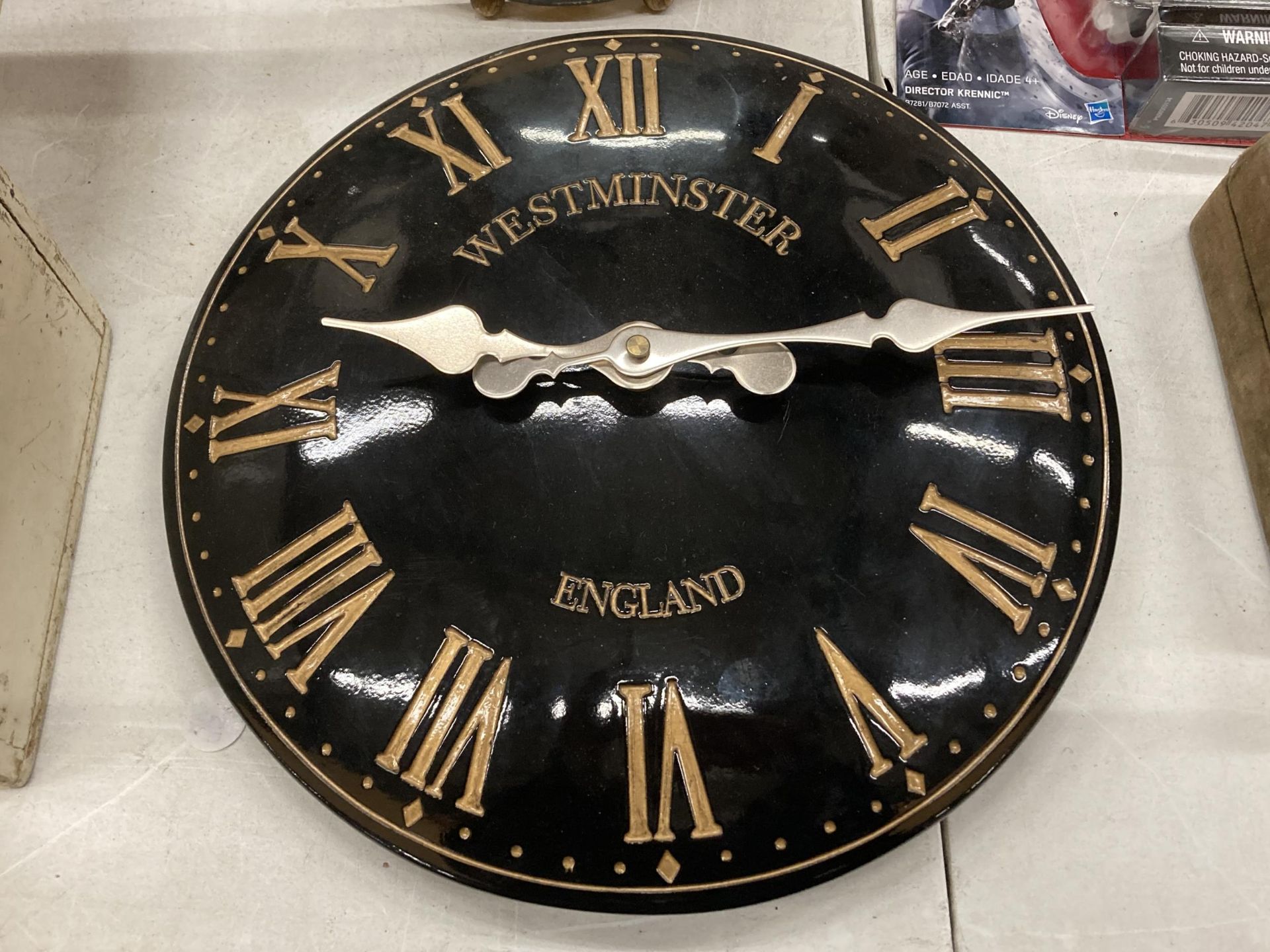 A VINTAGE STYLE 'WESTMINSTER' WALL CLOCK WITH BATTERY OPERATED MOVEMENT, DIAMETER 29CM