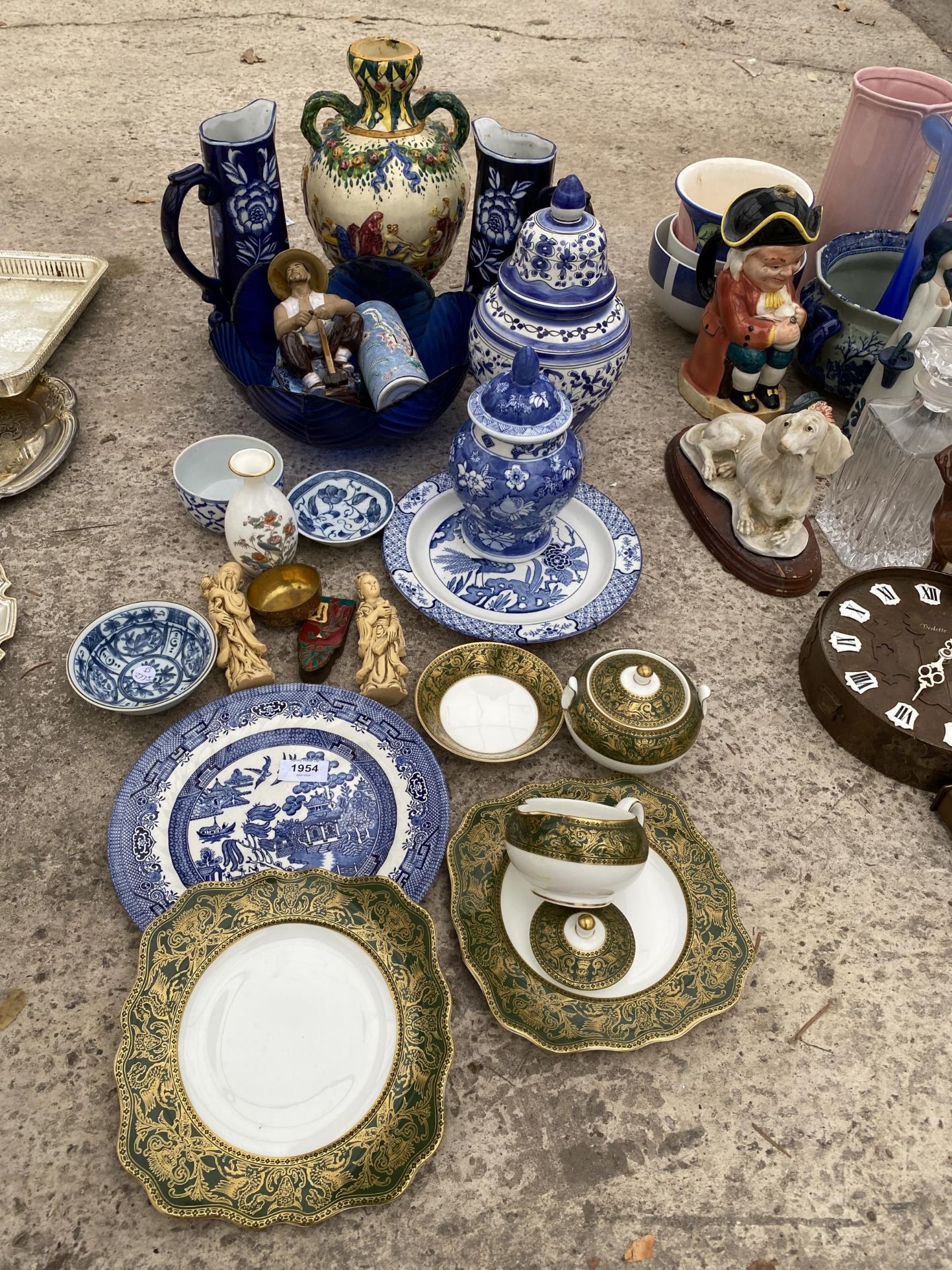 AN ASSORTMENT OF VARIOUS ORIENTAL STYLE CERAMICS TO INCLUDE JUGS, VASES AND PLATES ETC