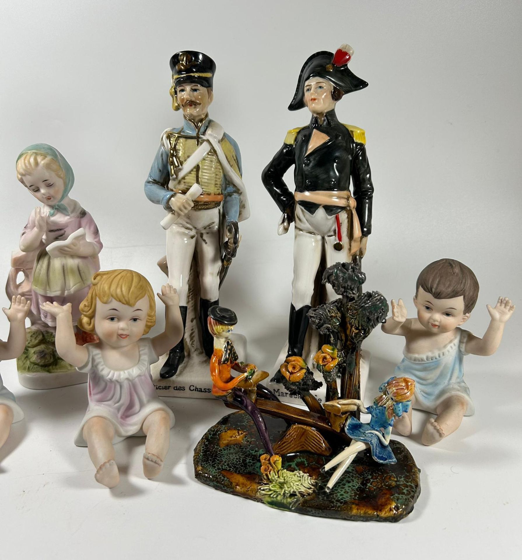 A COLLECTION OF ASSORTED CONTINENTAL PORCELAIN FIGURES, SOLDIERS ETC, LARGEST 21CM - Image 2 of 3