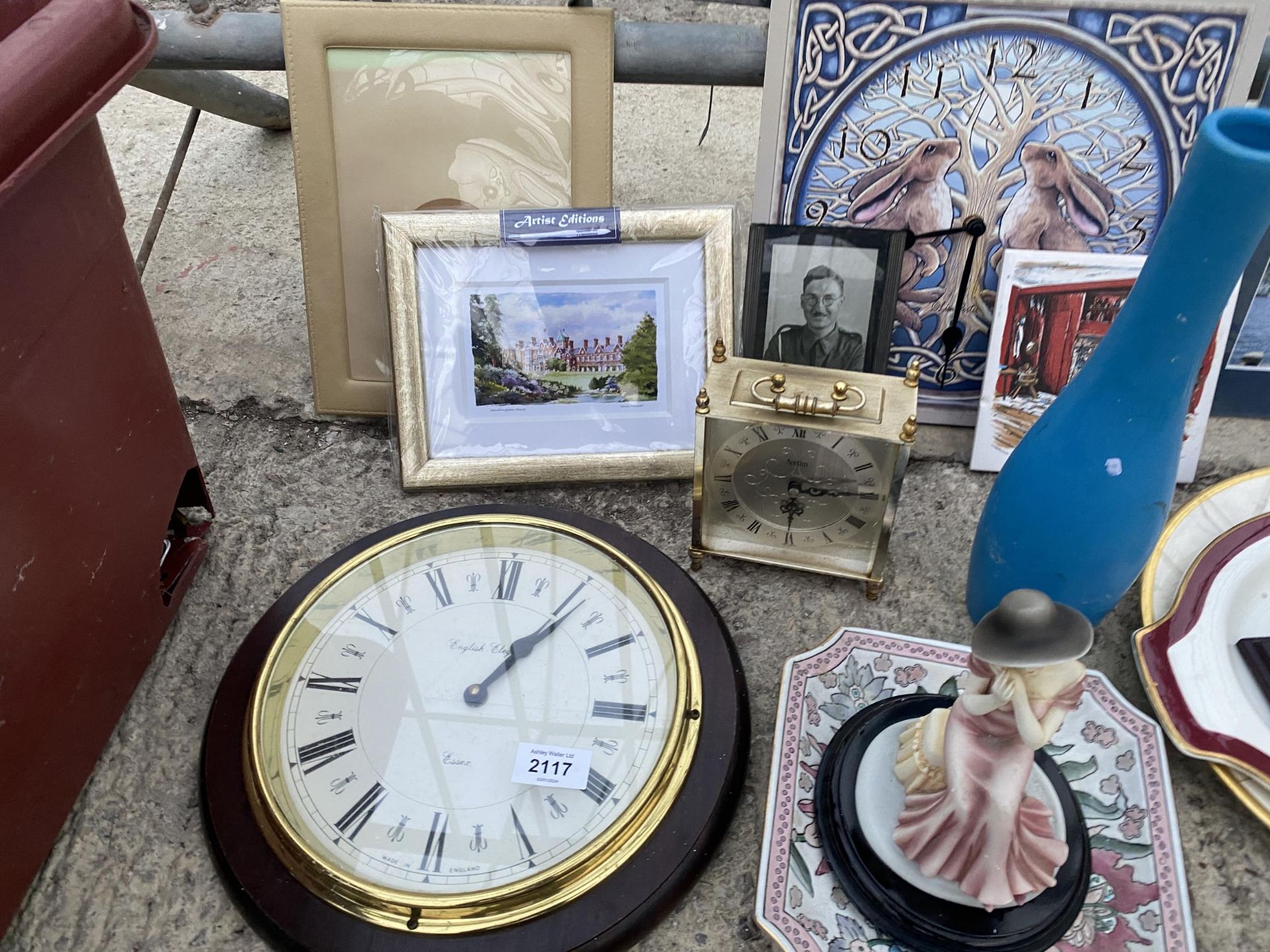 AN ASSORTMENT OF ITEMS TO INCLUDE CLOCKS, PRINT AND CERAMICS ETC - Image 2 of 3