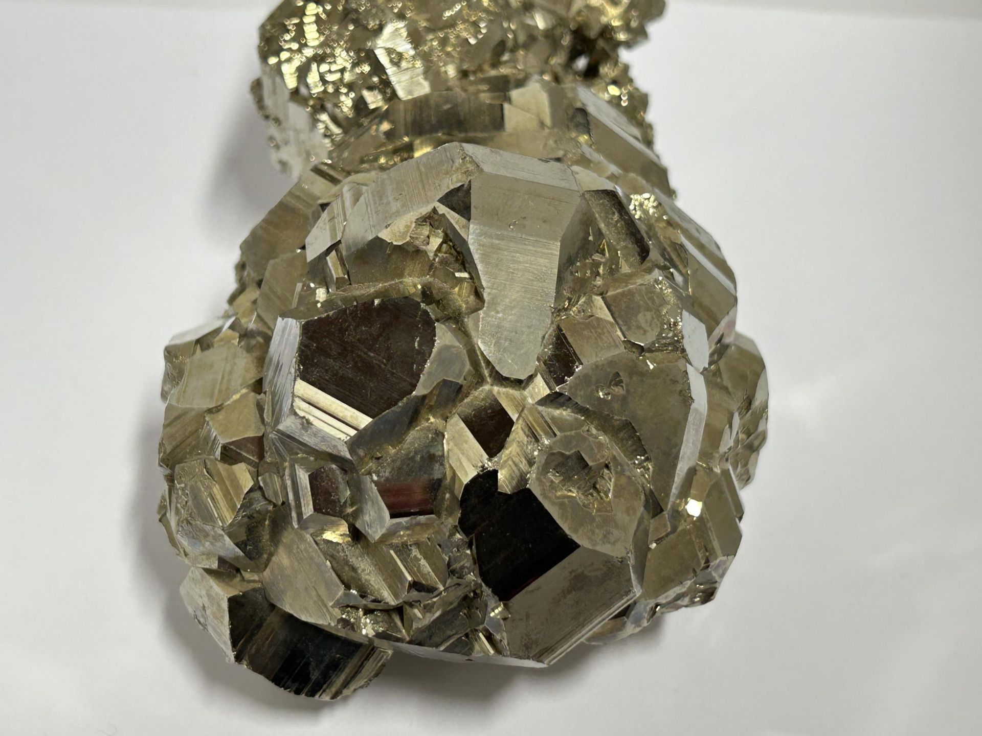 A LARGE PYRITE CLUSTER, WEIGHT 2250 GRAMS LENGTH 16CM, HEIGHT 10CM - Bild 2 aus 4