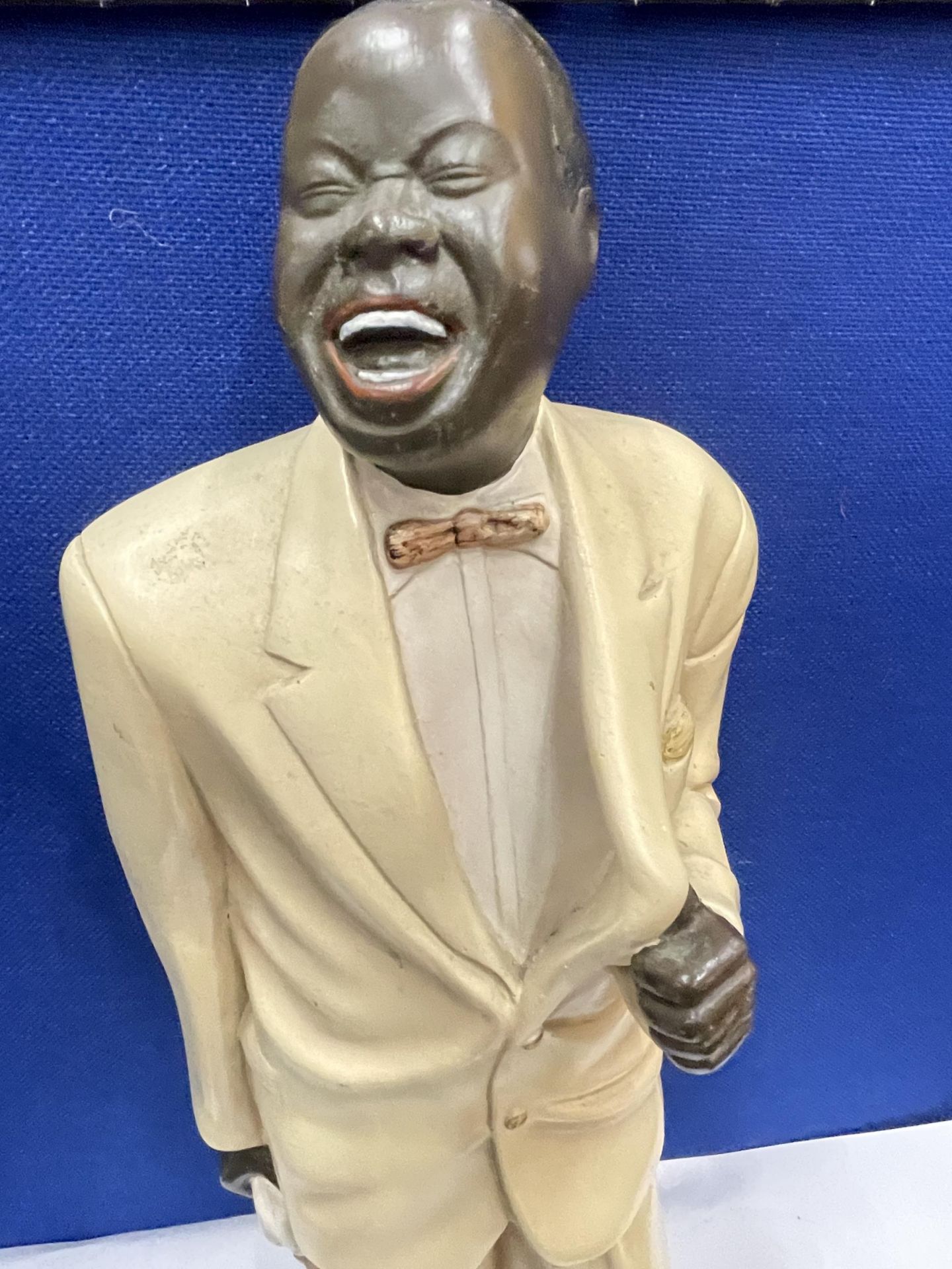 A HEAVY LOUIS ARMSTRONG FIGURE WITH TRUMPET AND MICROPHONE 22 INCHES TALL - Image 2 of 4