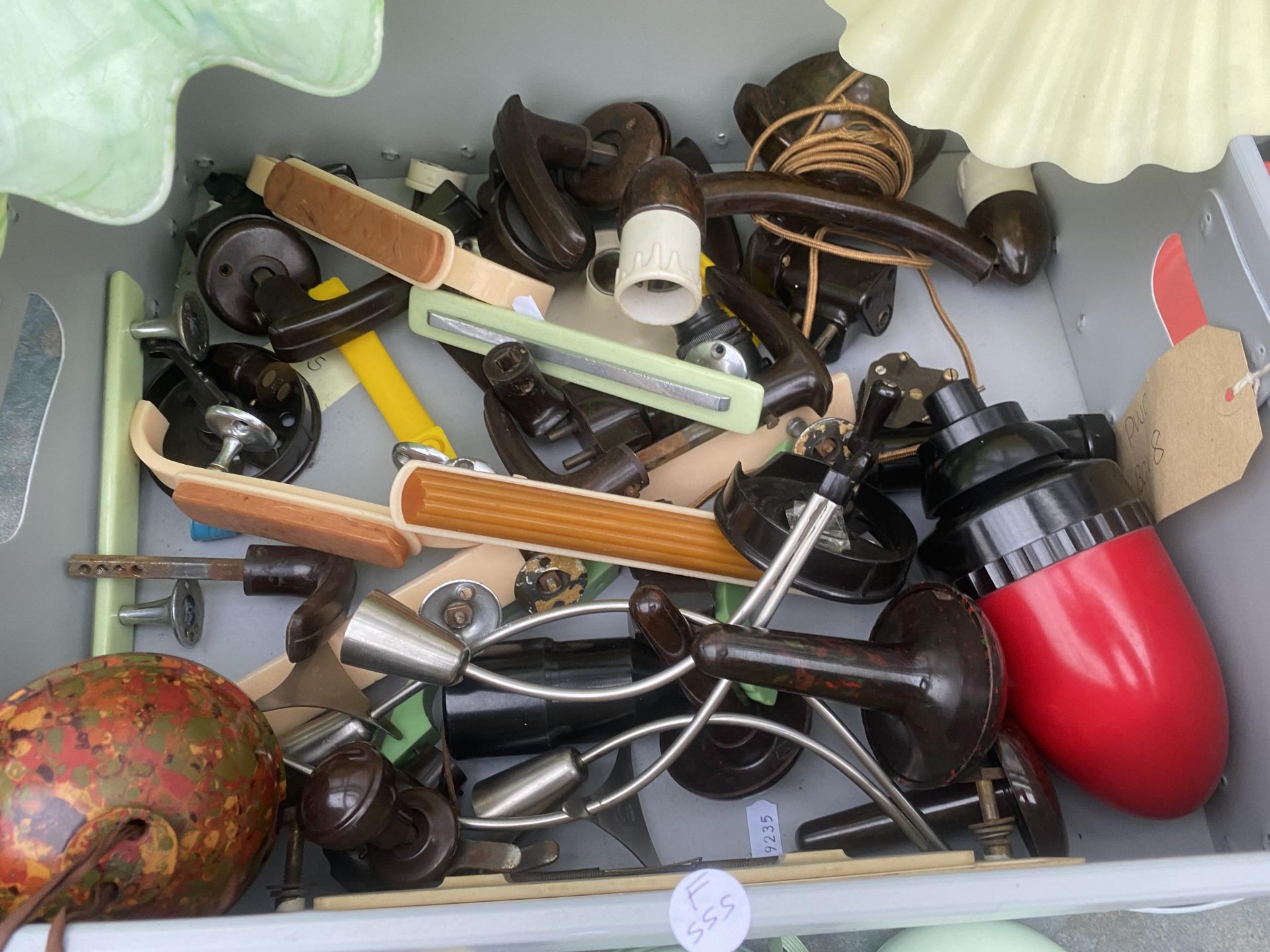 AN ASSORTMENT OF RETRO BAKELITE AND BAKELITE STYLE ITEMS TO INCLUDE LIGHT FITTINGS AND LIGHT - Bild 3 aus 4