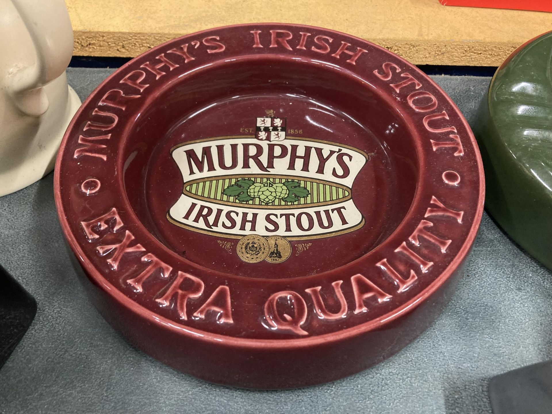 THREE CERAMIC ASHTRAYS TO INCLUDE OLD SPECKLED HEN, MURPHY'S AND SPECIAL VAT CIDER - Image 3 of 3