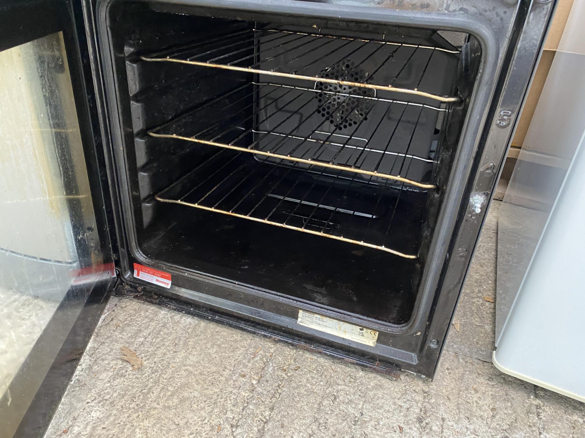 A BLACK BLOMBERG FREESTANDING ELECTRIC OVEN AND HOB - Bild 4 aus 5