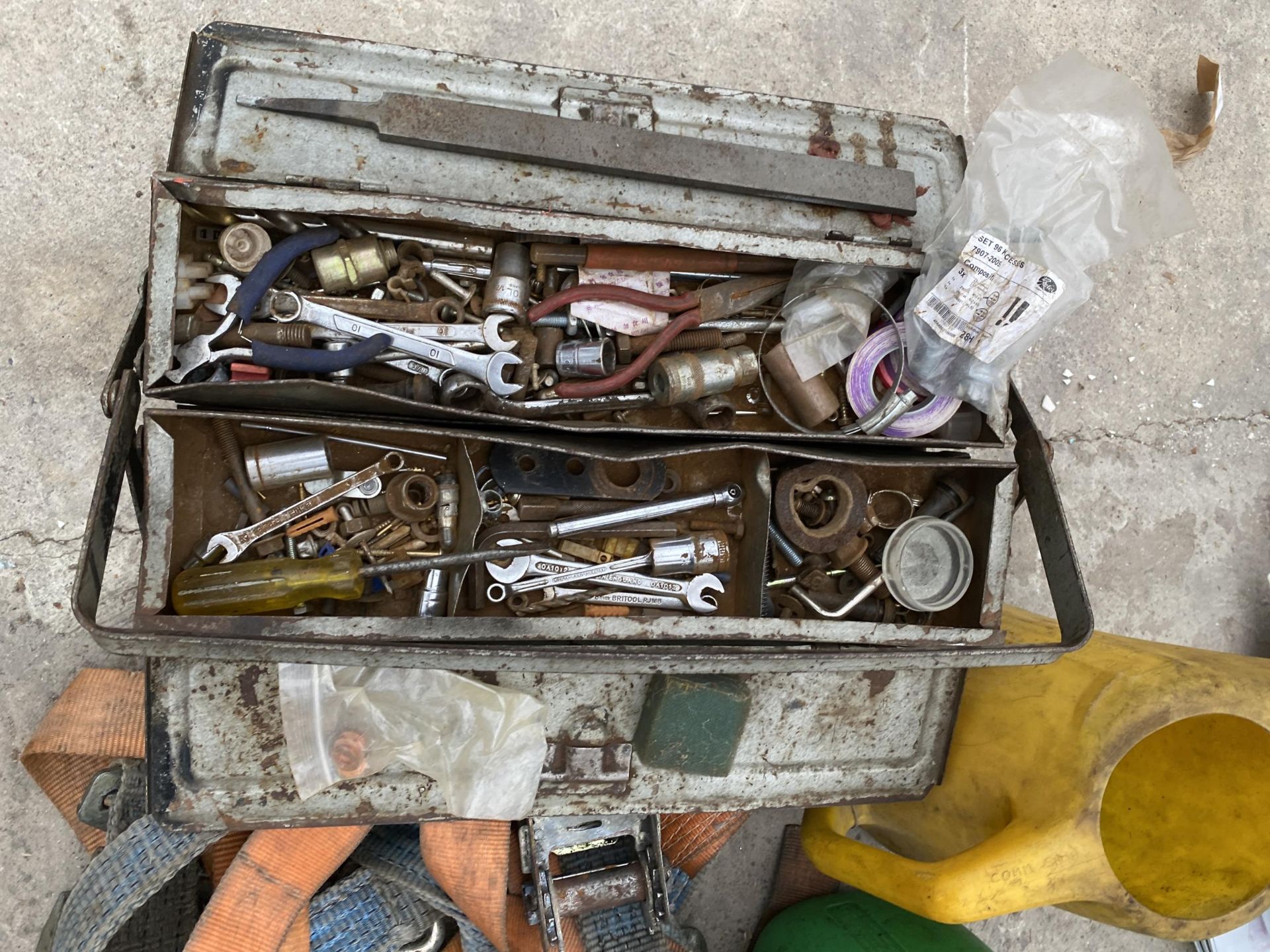 AN ASSORTMENT OF ITEMS TO INCLUDE RATCHET STRAPS AND A TOOL BOX CONTAINING AN ASSORTMENT OF TOOLS - Image 3 of 4
