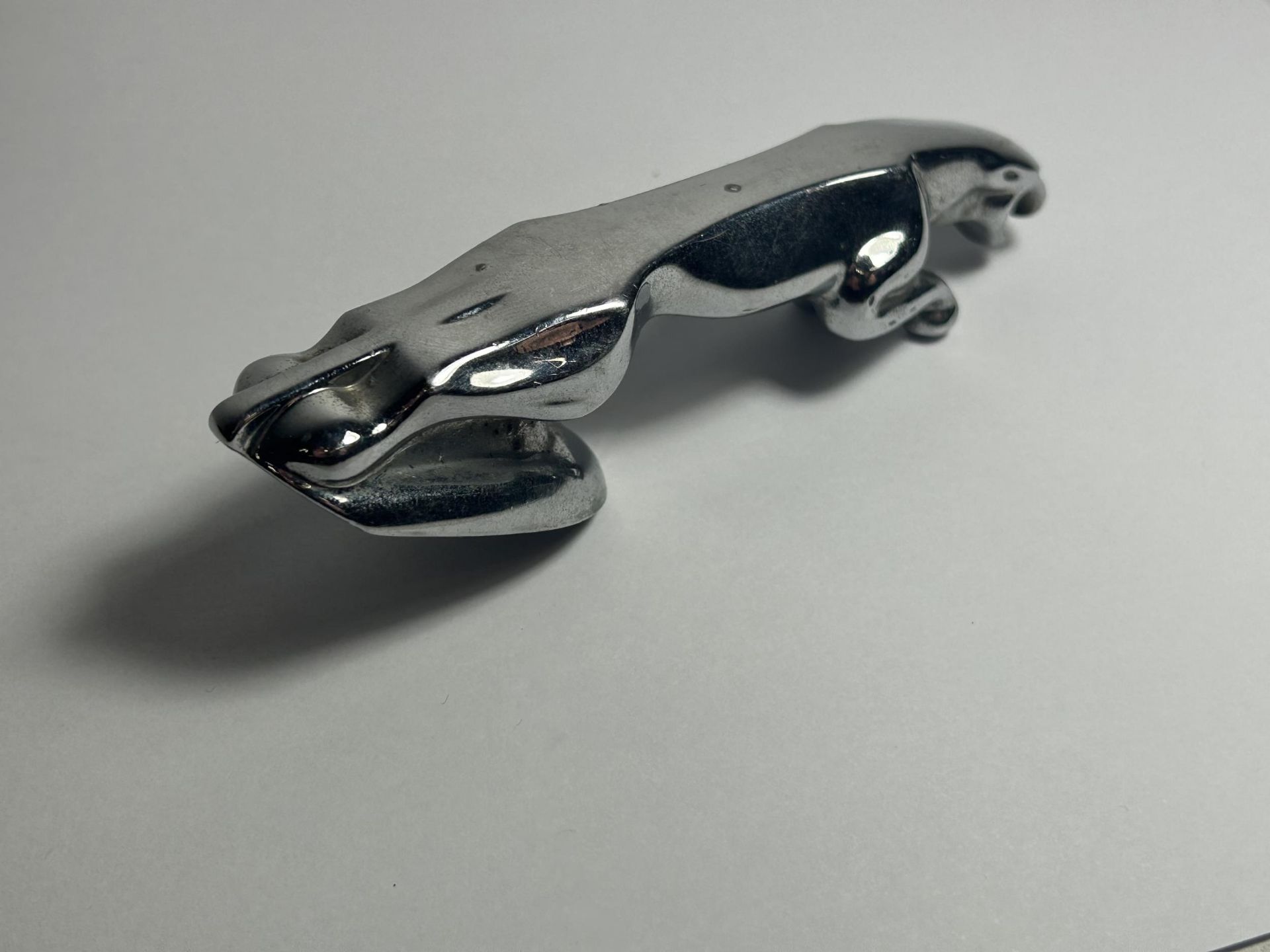 A VINTAGE CHROME JAGUAR CAR MASCOT - Bild 2 aus 5