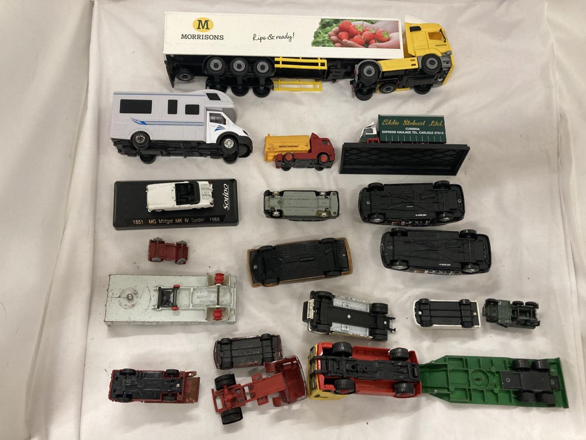 A QUANTITY OF DIE-CAST, CARS AND LORRIES, ETC TO INCLUDE CORGI - Image 7 of 9