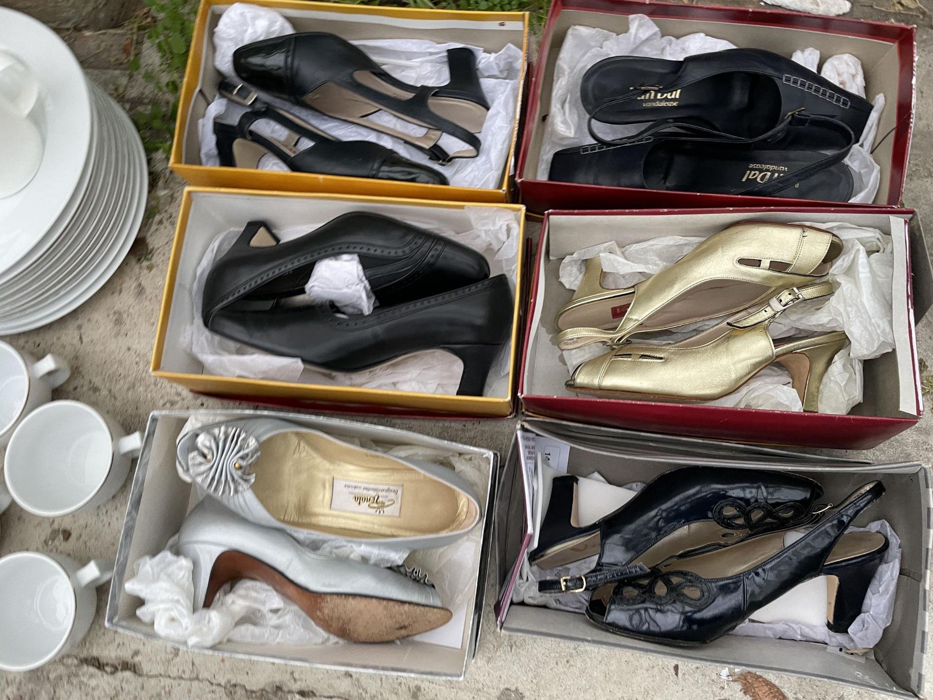 AN ASSORTMENT OF LADIES SHOES - Image 2 of 3