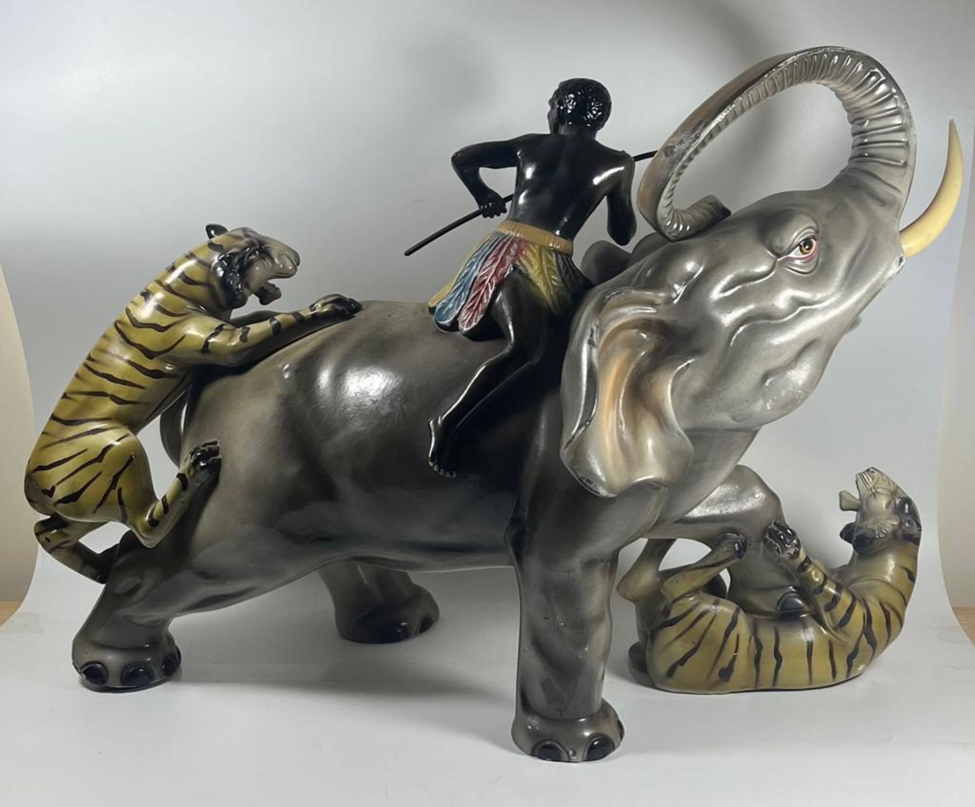 A LARGE 1970S ITALIAN POTTERY SCULPTURE OF AN ELEPHANT BEING ATTACKED BY TIGERS, LENGTH 49 CM - Image 6 of 6