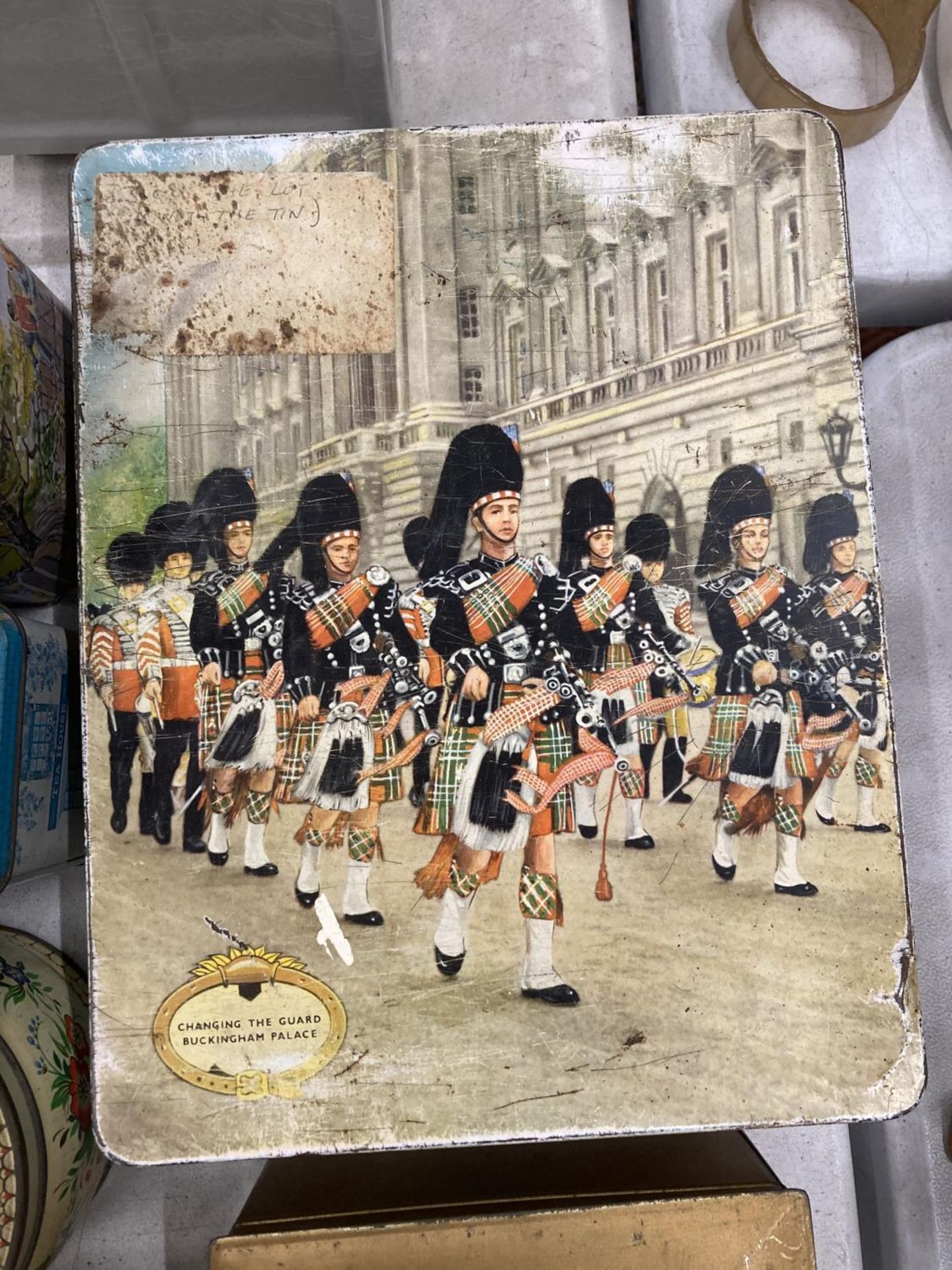 A LARGE QUANTITY OF VINTAGE TINS TO INCLUDE CO-OPERATIVE BRUSH WORKS, KING GEORGE WITH HIS FAMILY, - Bild 2 aus 6