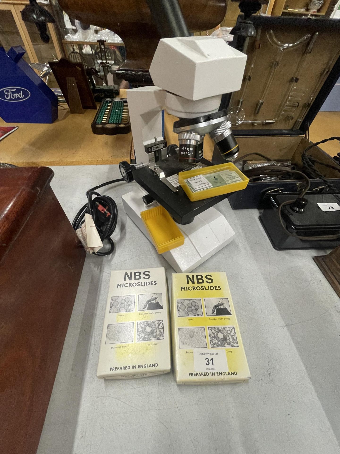 A MODERN ELECTRIC MICROSCOPE WITH SLIDES SEEN WORKING BUT NO WARRANTY - Image 2 of 3