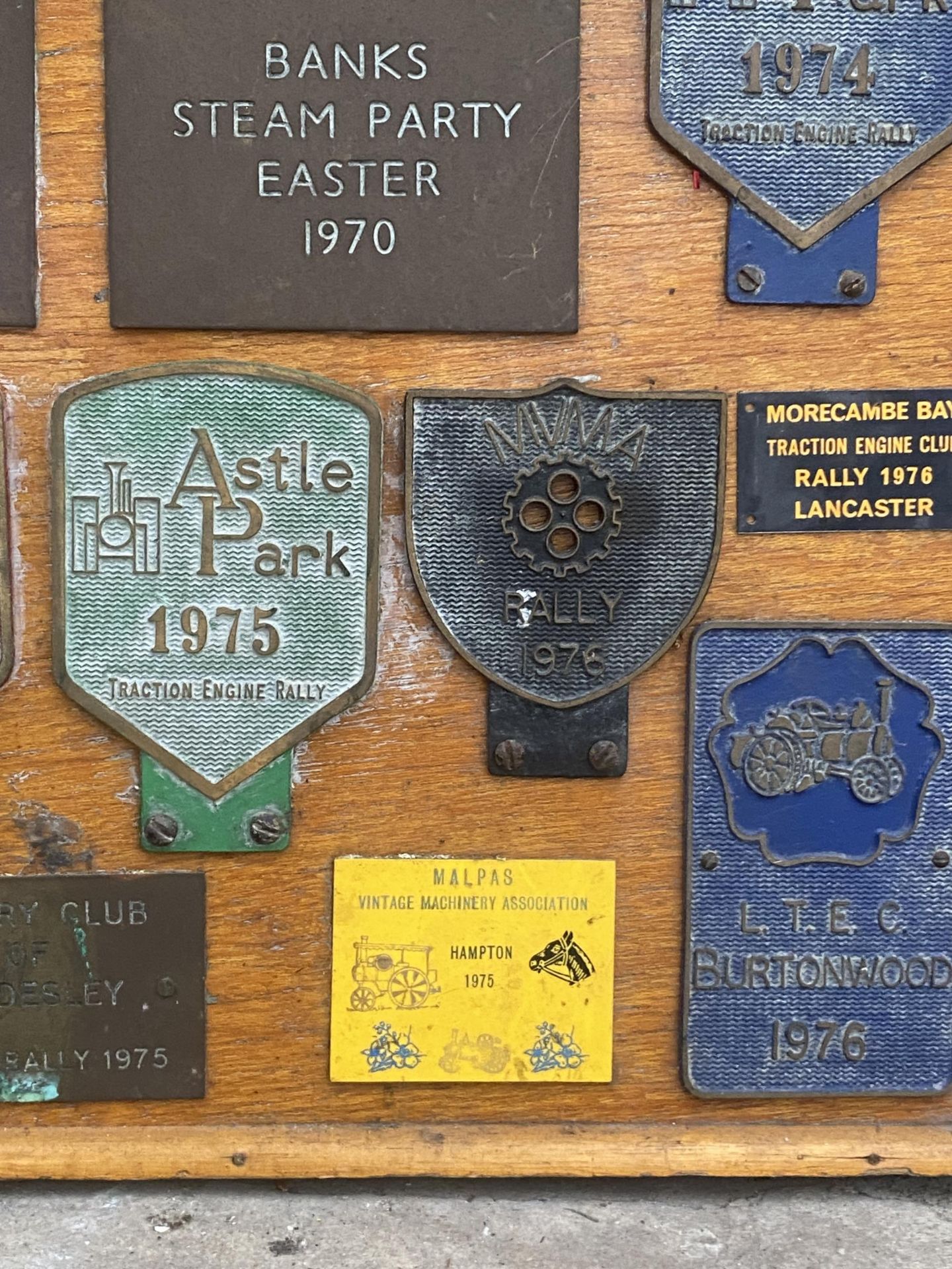 A WOODEN BOARD DISPLAYING A LARGE QUANTITY OF COMMEMERATIVE BRASS PLAQUES FROM VARIOUS STEAM RALLIES - Image 8 of 10