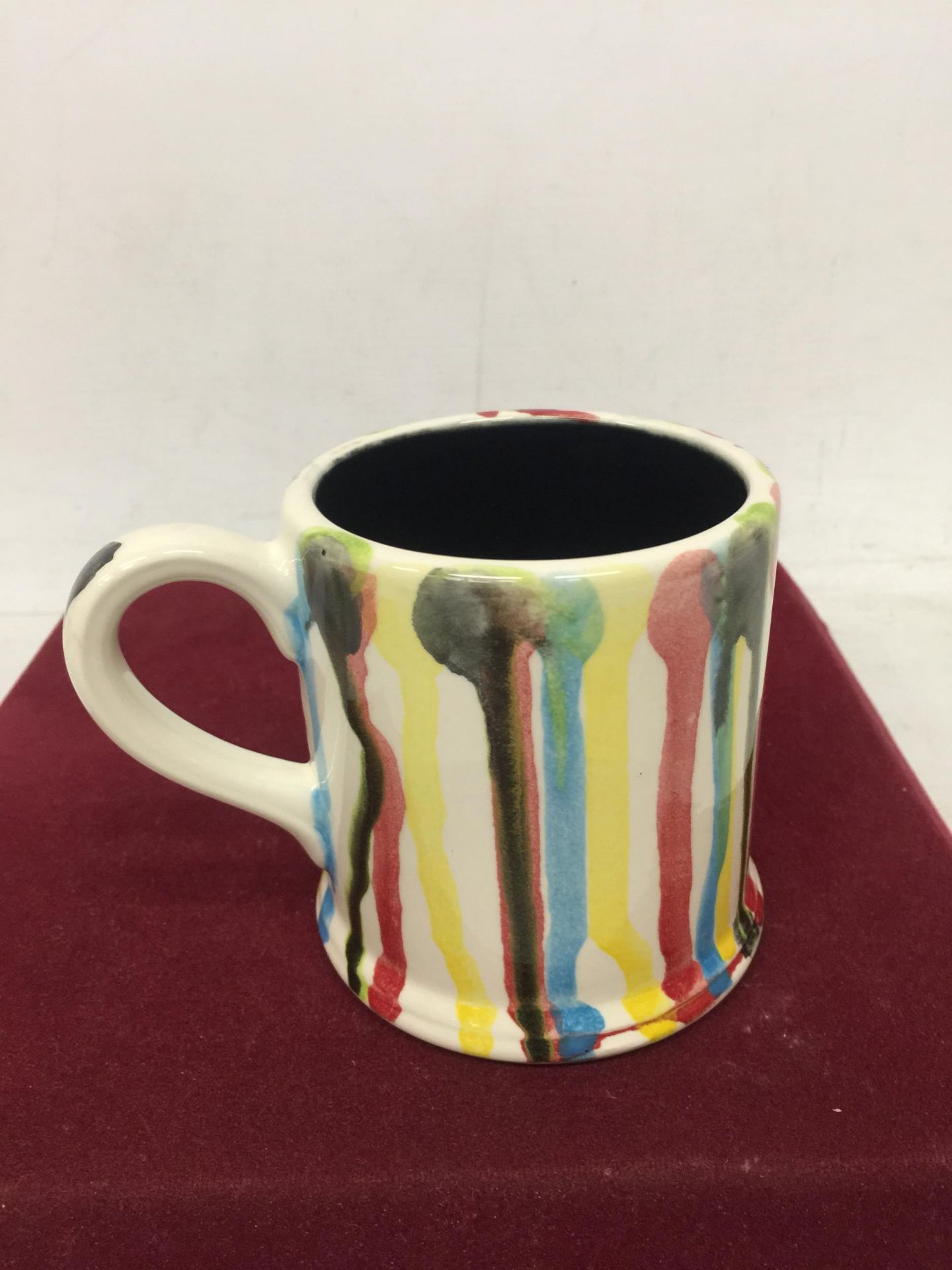 AN ANITA HARRIS HAND PAINTED AND SIGNED IN GOLD SPLASH MUG