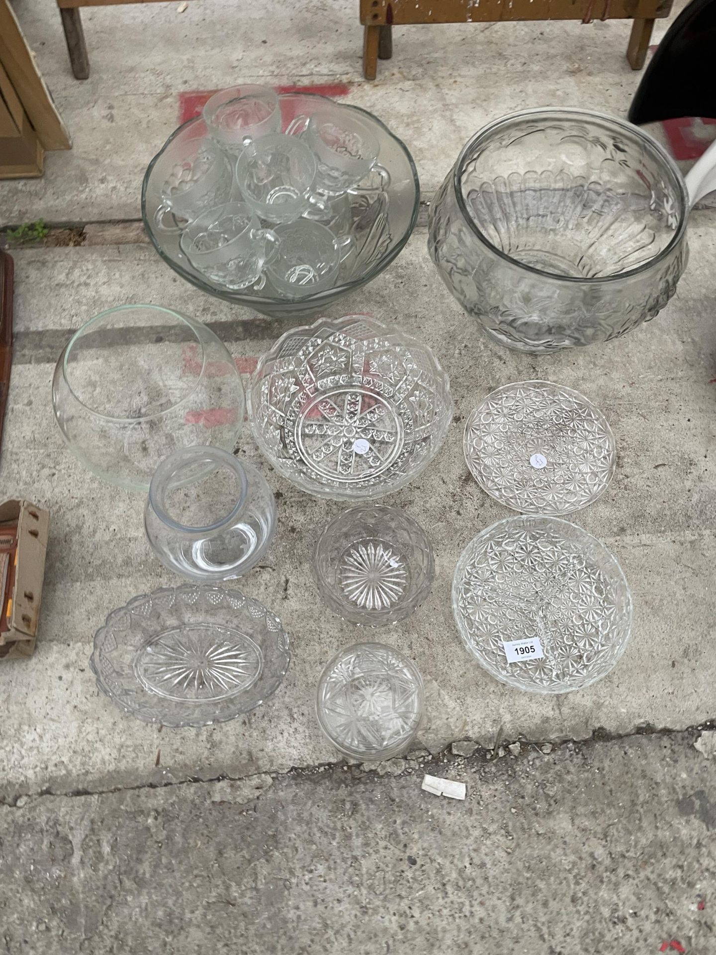 AN ASSORTMENT OF GLASS WARE TO INCLUDE PUNCH BOWL AND GLASSES, BOWL AND DISHES ETC