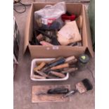 AN ASSORTMENT OF TOOLS TO INCLUDE TROWELS AND CHISELS ETC