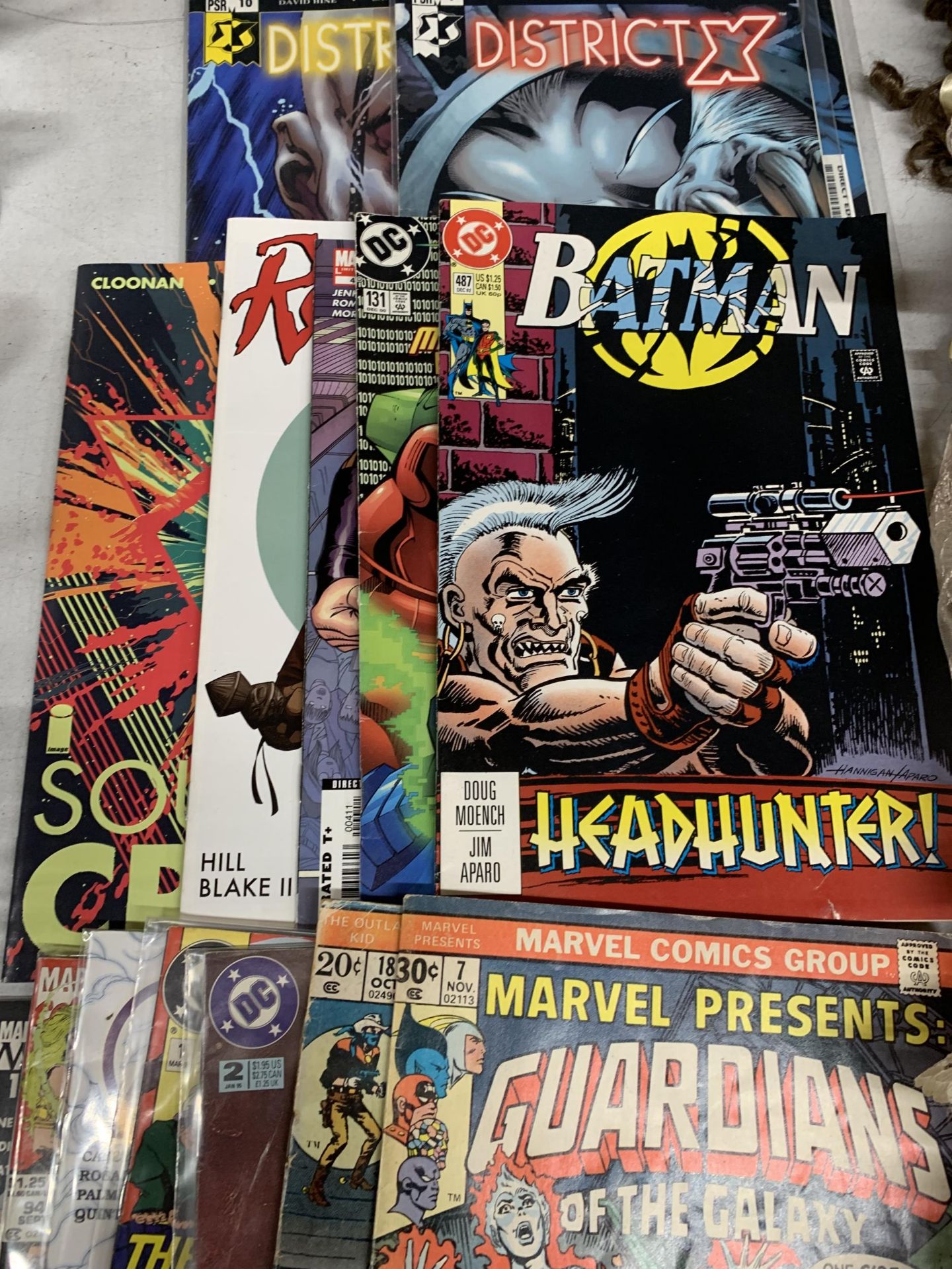 A GROUP OF COMICS TO INCLUDE GUARDIANS OF THE GALAXY, DC BATMAN, DISTRICT X ETC - Bild 3 aus 4