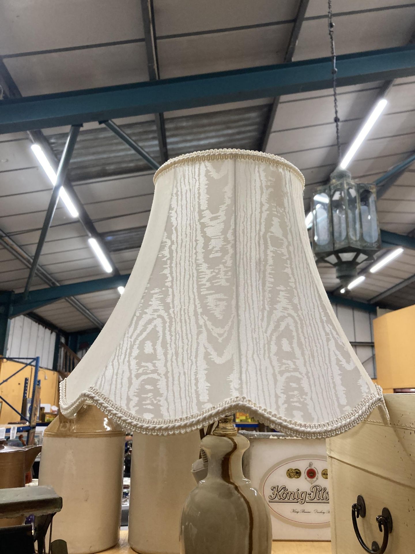 AN ONYX MARBLE TABLE LAMP AND SHADE - Image 3 of 3