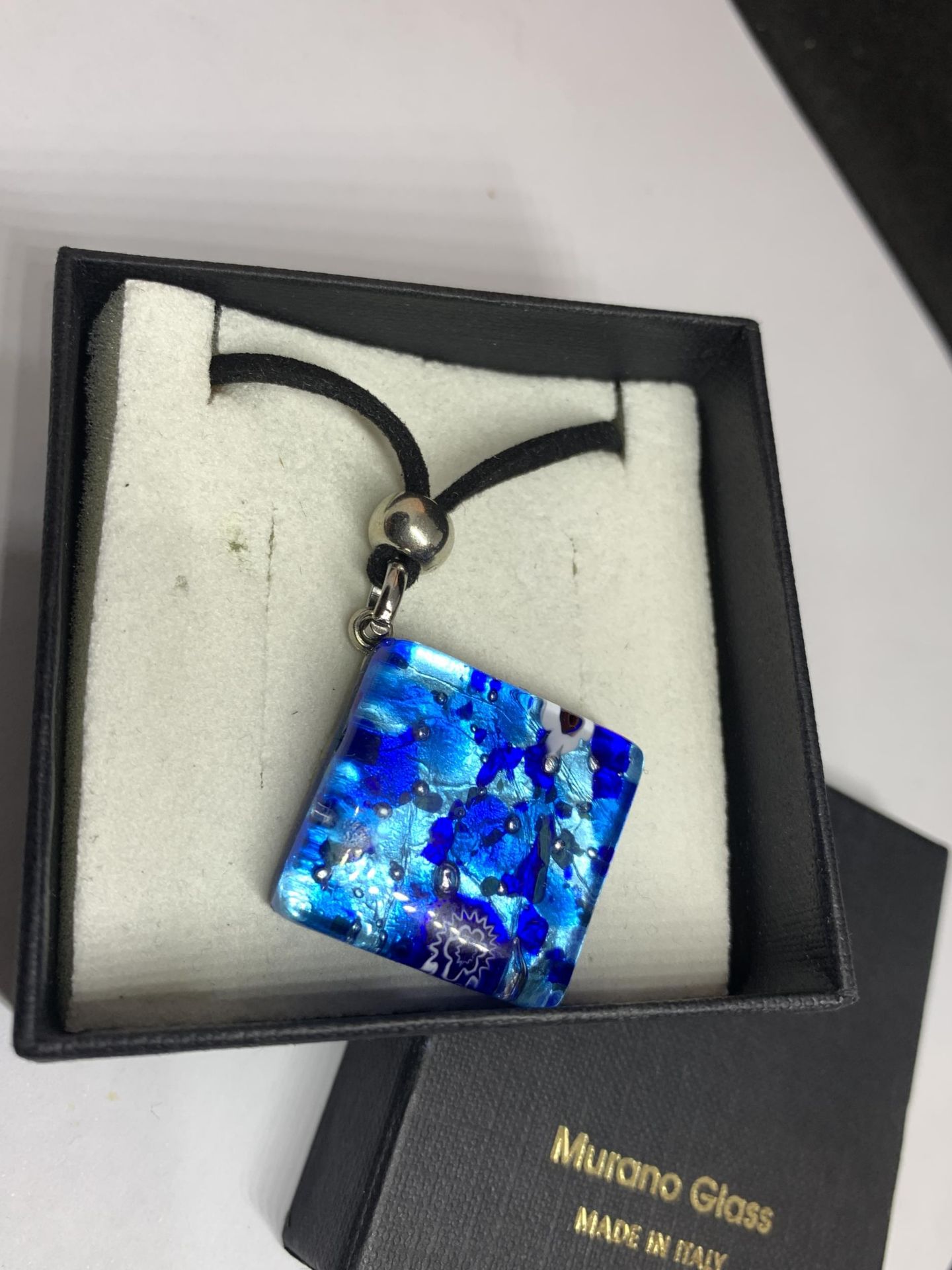 A MURANO GLASS NECKLACE IN A PRESENTATION BOX - Image 2 of 3