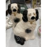 A PAIR OF BESWICK STAFFORDSHIRE STYLE SPANIELS, HEIGHT 14CM