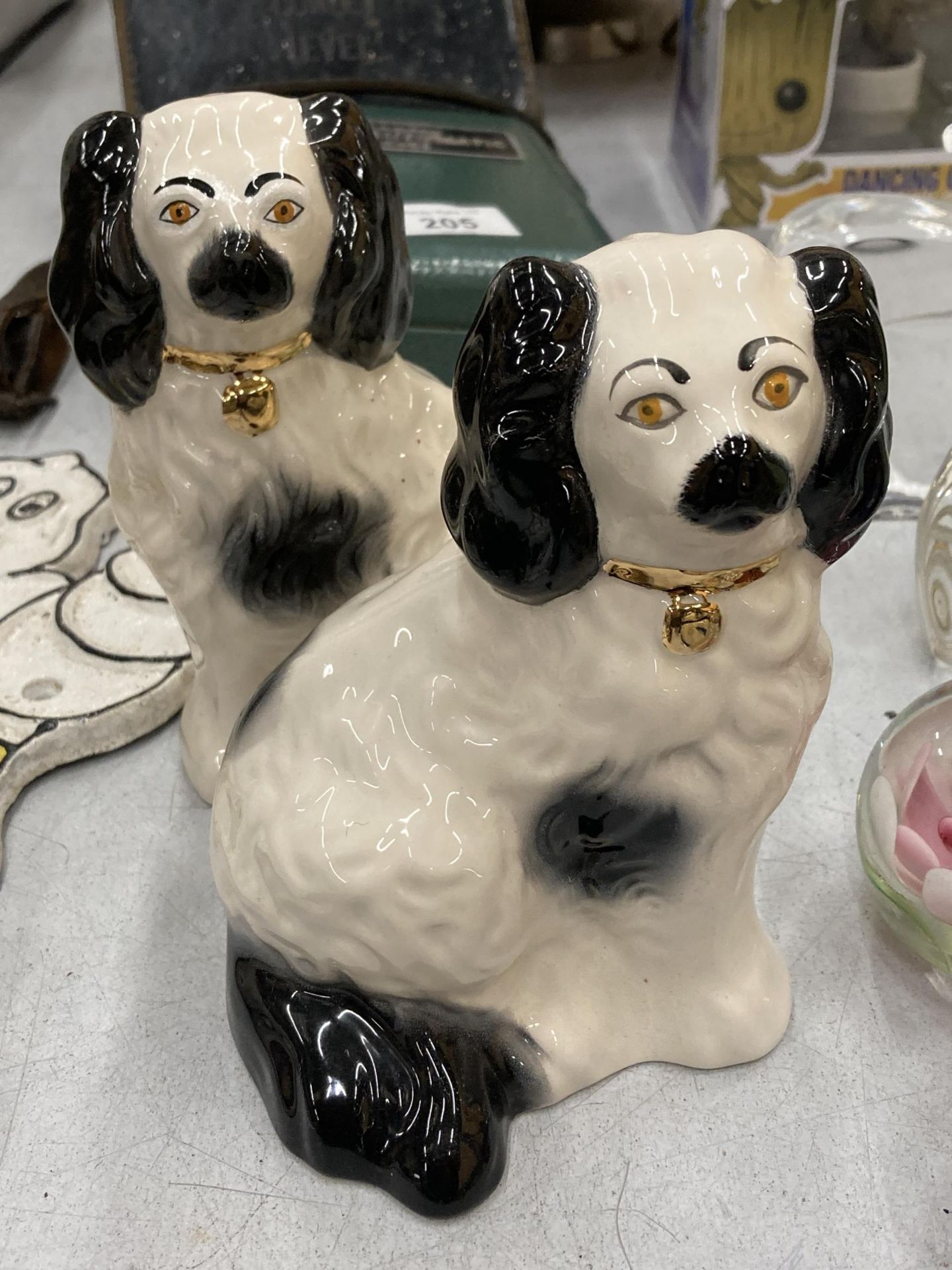 A PAIR OF BESWICK STAFFORDSHIRE STYLE SPANIELS, HEIGHT 14CM