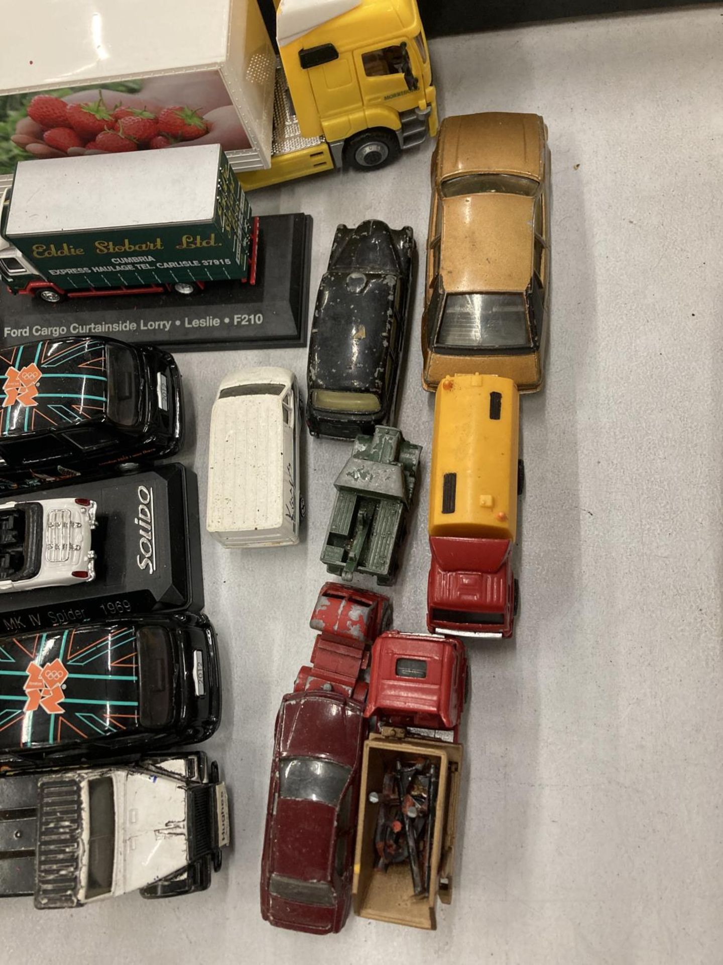 A QUANTITY OF DIE-CAST, CARS AND LORRIES, ETC TO INCLUDE CORGI - Image 4 of 9