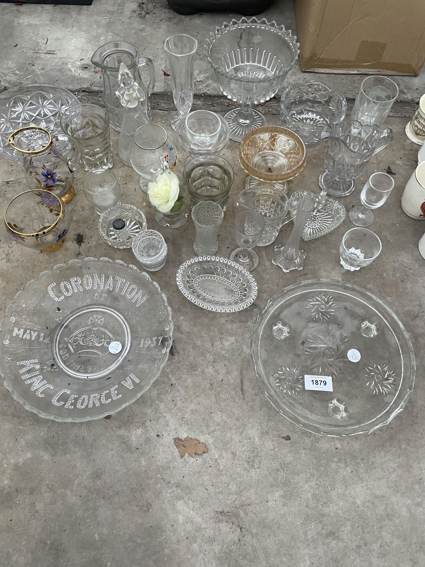 AN ASSORTMENT OF GLASS WARE TO INCLUDE VASES AND BOWLS ETC