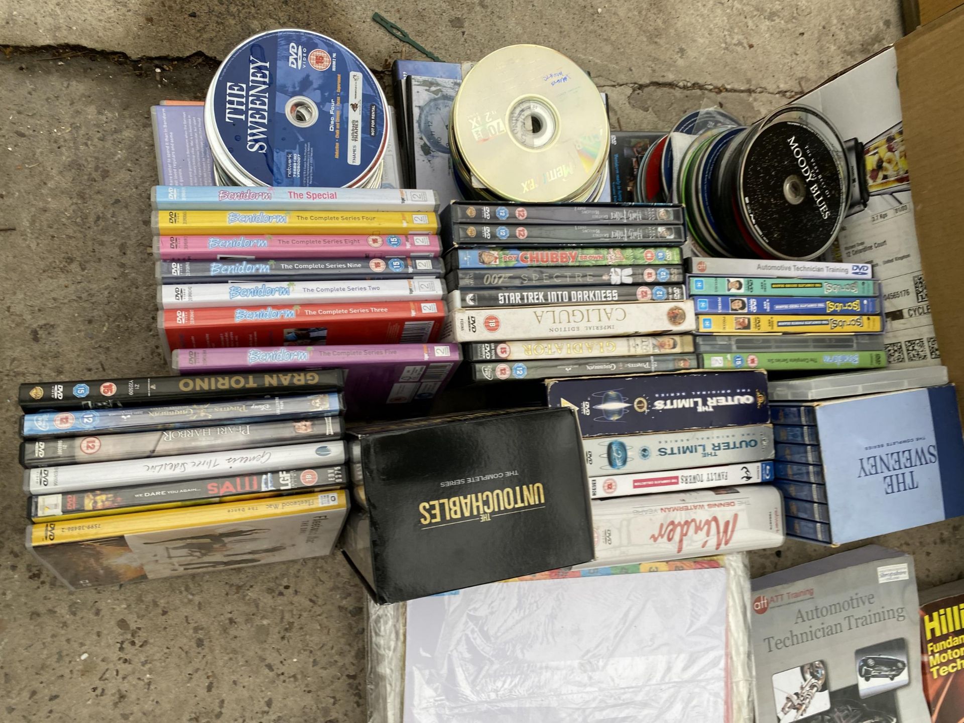 A LARGE ASSORTMENT OF DVDS, CDS AND BOOKS ETC - Bild 4 aus 5