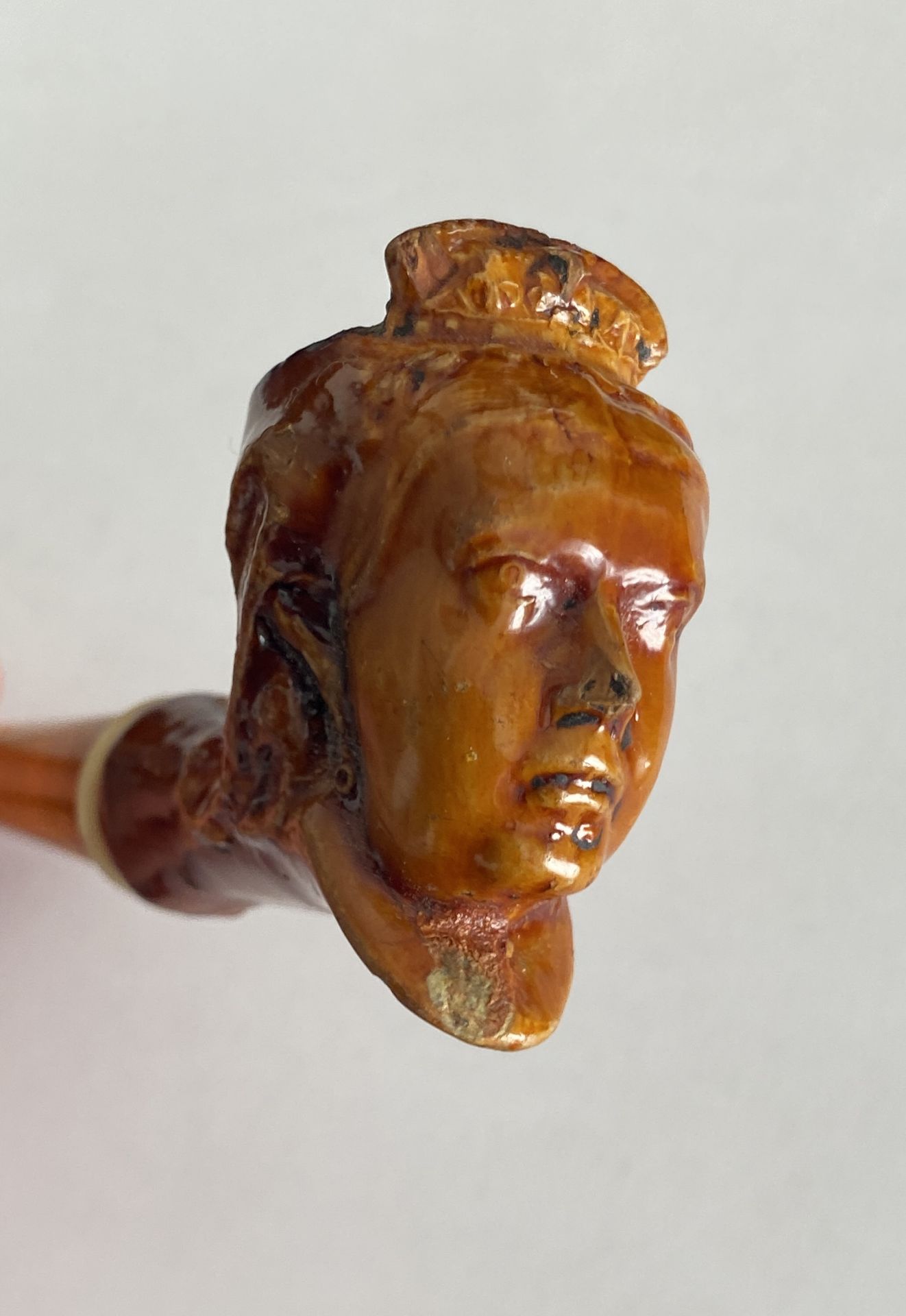 AN ANTIQUE BRITISH QUEEN VICTORIA TREACLE GLAZE TOBACCO PIPE WITH AMBER EFFECT PIPE, LENGTH 13 CM - Image 2 of 7