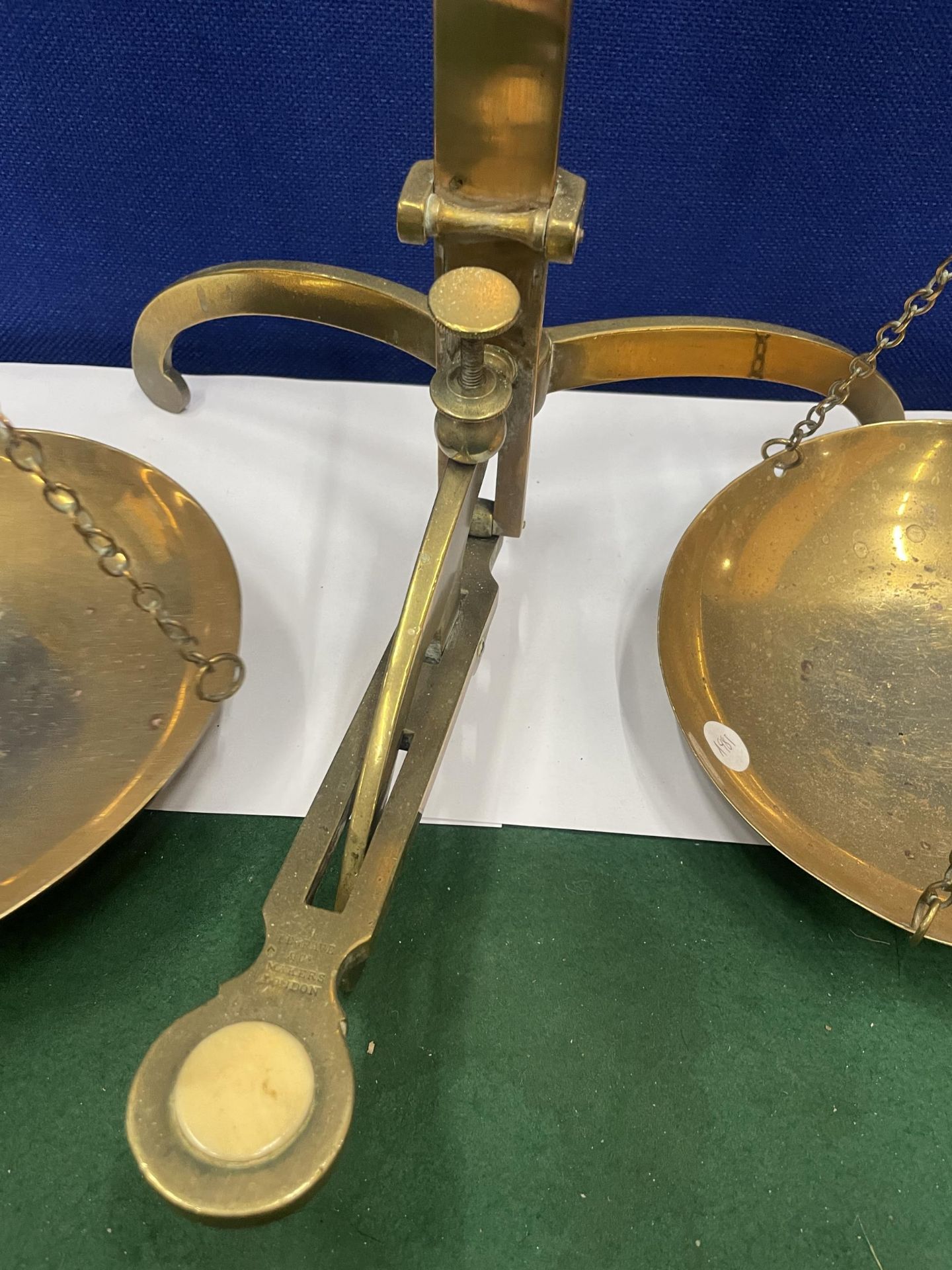 A PAIR OF VINTAGE BRASS BALANCE SCALES - Image 2 of 4