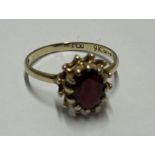 A 9CT YELLOW GOLD AND GARNET RING, SIZE K