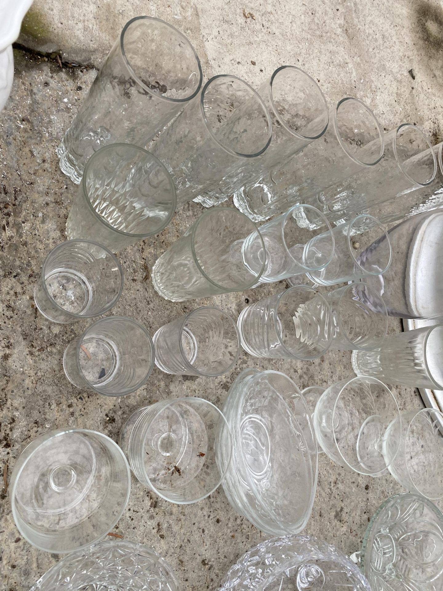 AN ASSORTMENT OF GLASS WARE TO INCLUDE TUMBLERS AND BOWLS ETC - Image 3 of 3