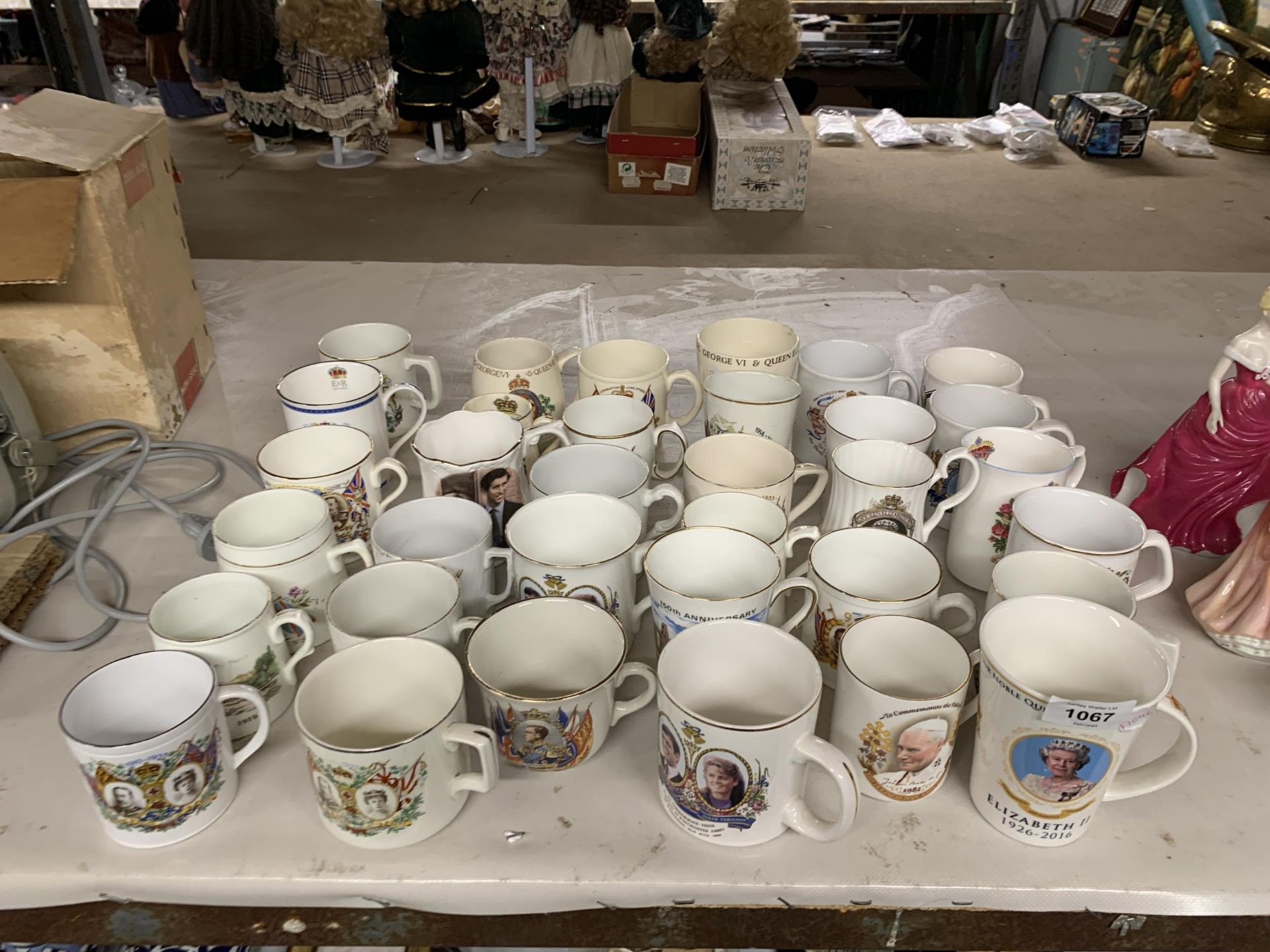 A LARGE COLLECTION OF COMMEMORATIVE MUGS