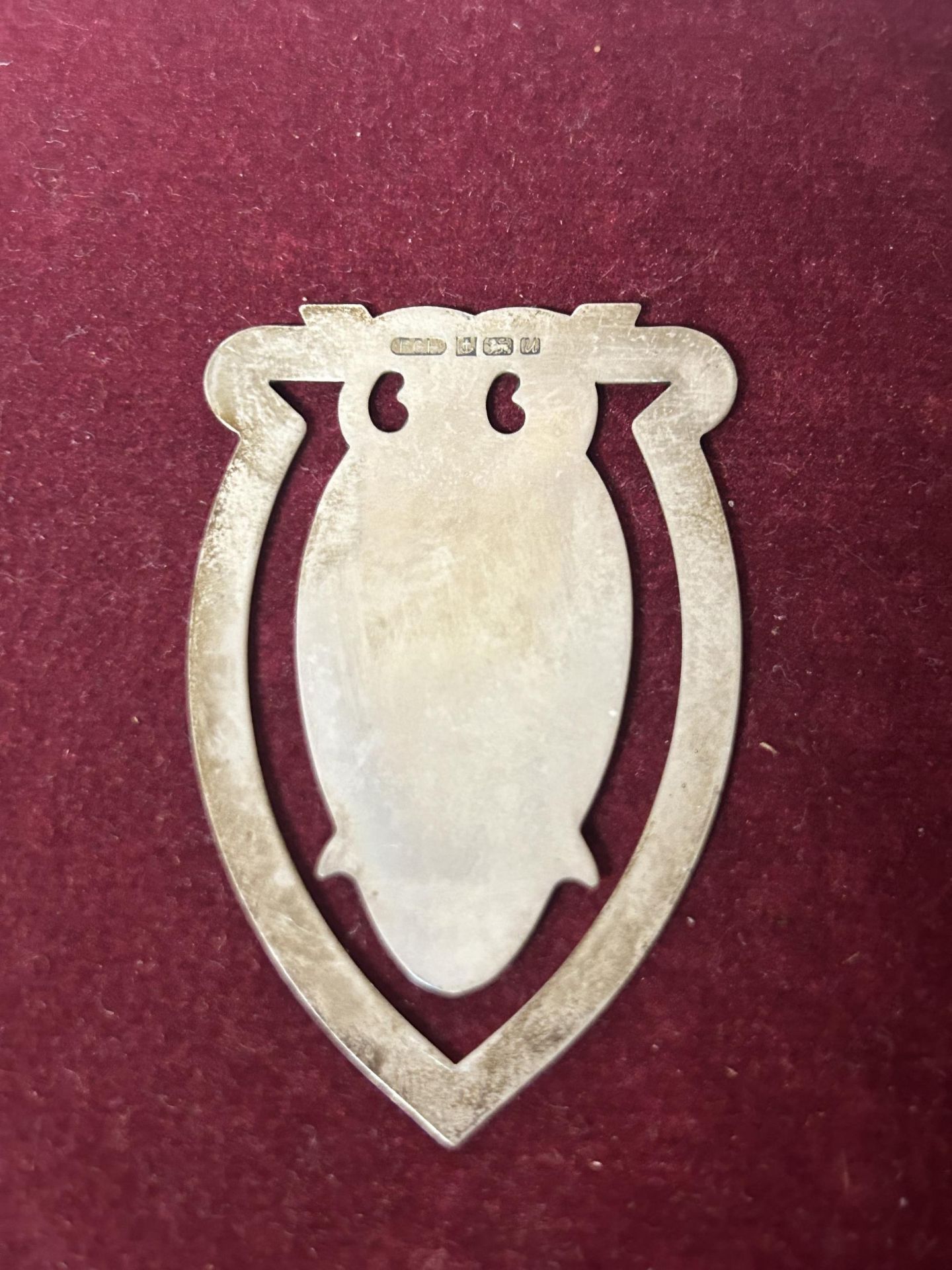 TWO OWL BOOKMARKS, ONE HALLMARKED SILVER AND ONE WHITE METAL - Bild 3 aus 4