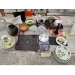 AN ASSORTMENT OF ITEMS TO INCLUDE A STUDIO POTTERY VASE, CERAMIC JUGS AND VARIOUS TRAYS ETC