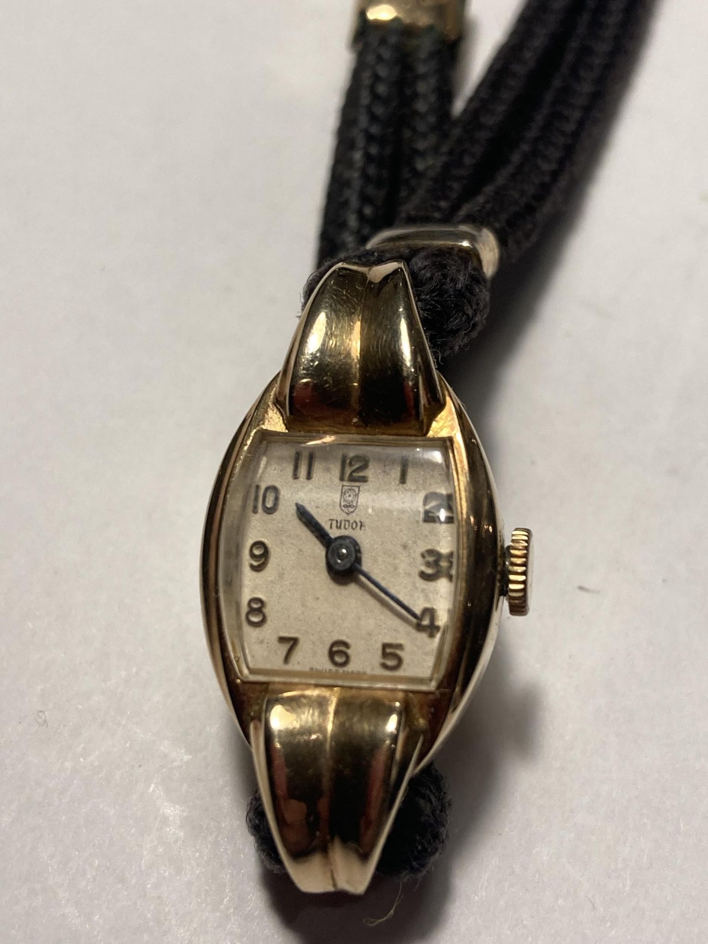 A LADIES VINTAGE 9 CARAT GOLD CASED TUDOR WRIST WATCH - Bild 2 aus 3